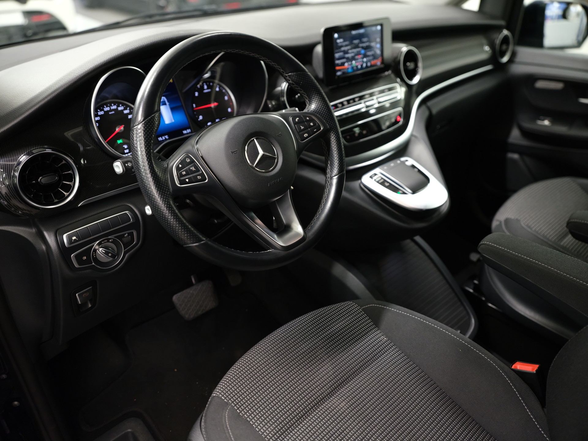 MERCEDES-BENZ V 220 d lang 4Matic 9G-Tronic-image-13