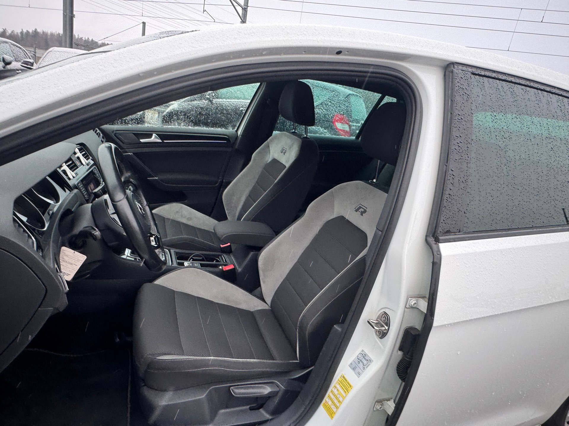 VW Golf 2.0 TSI R 4Motion-image-8