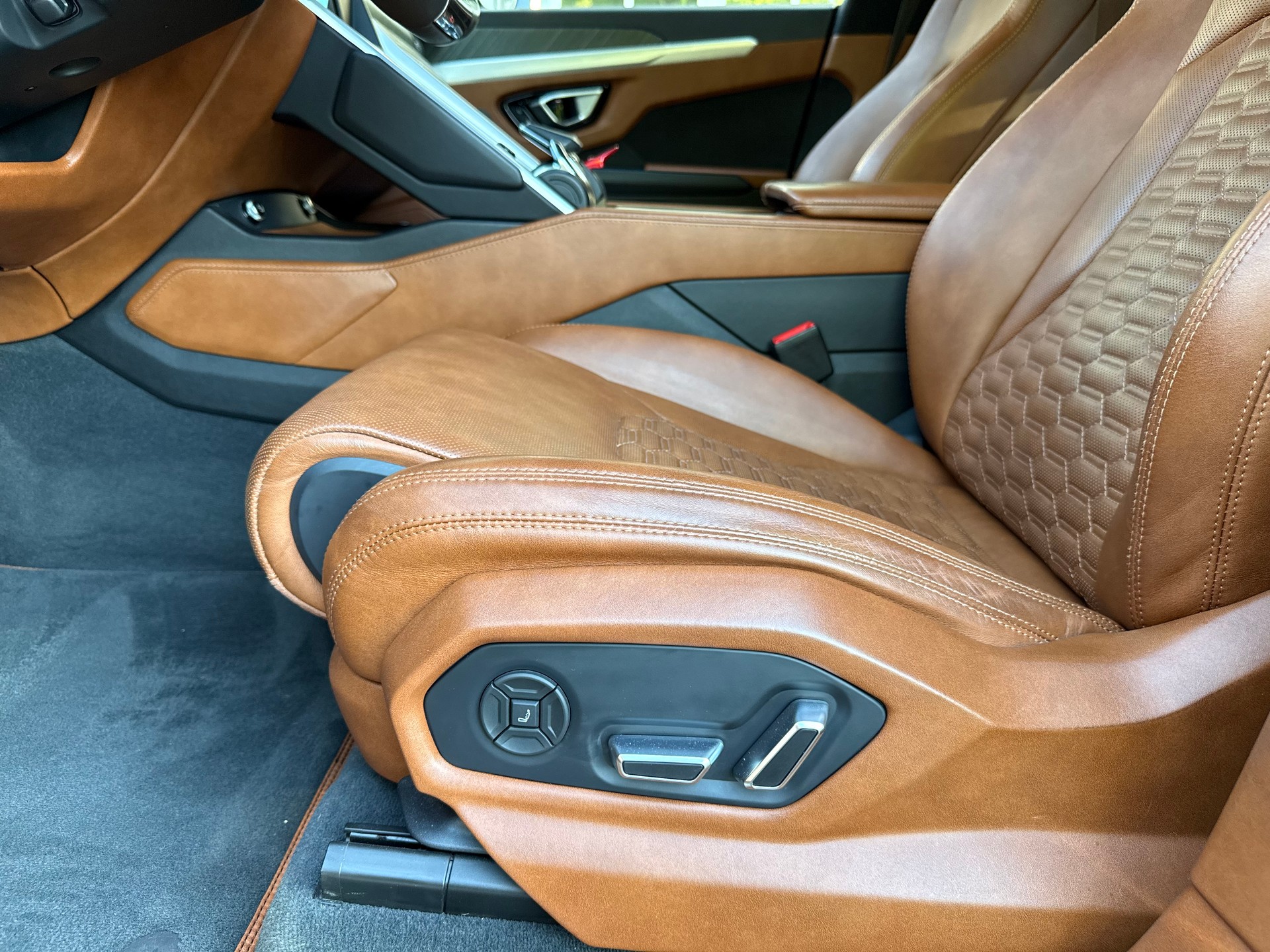 LAMBORGHINI Urus E-Gear-image-12