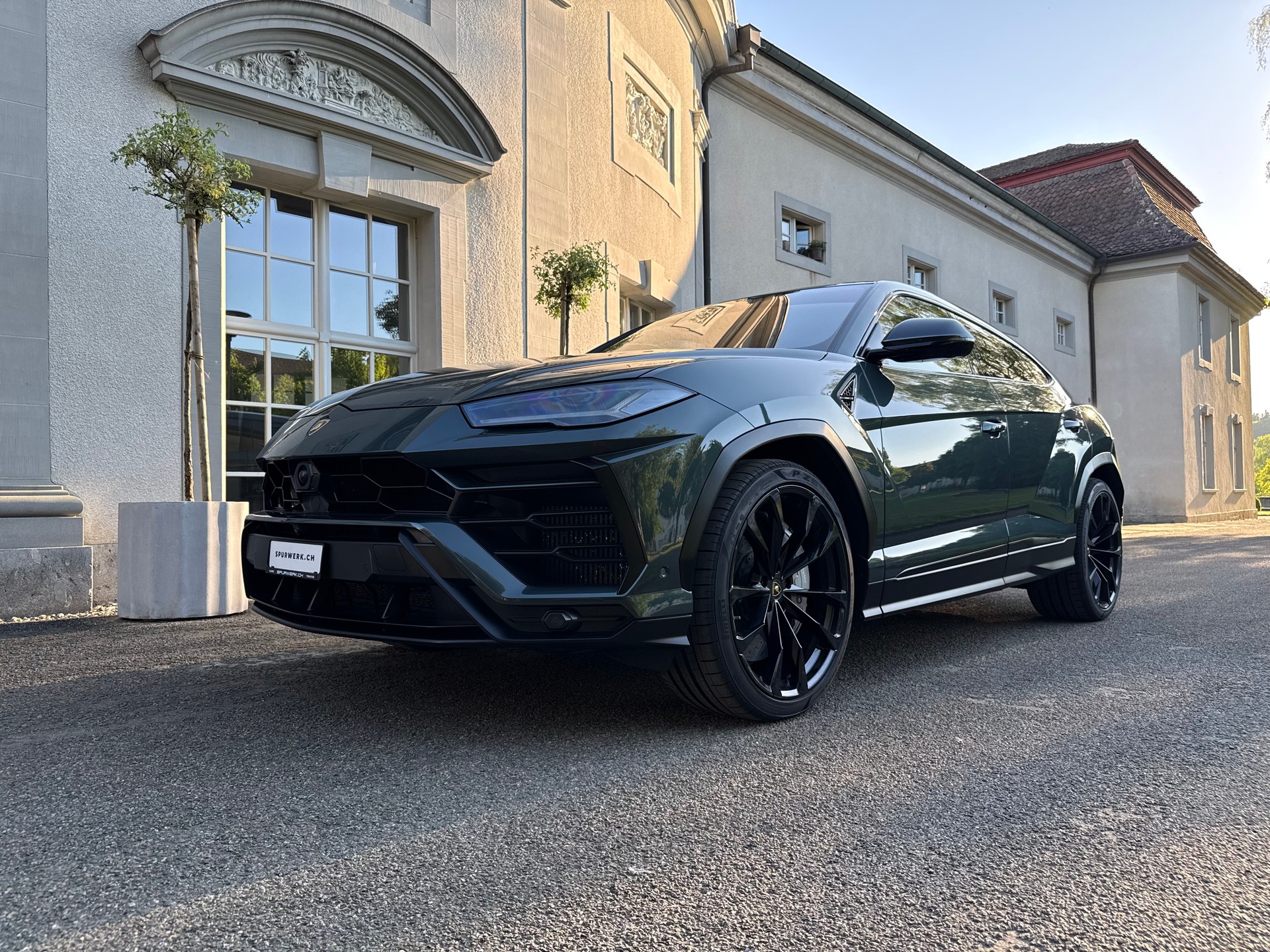 LAMBORGHINI Urus E-Gear-showroom-element-1