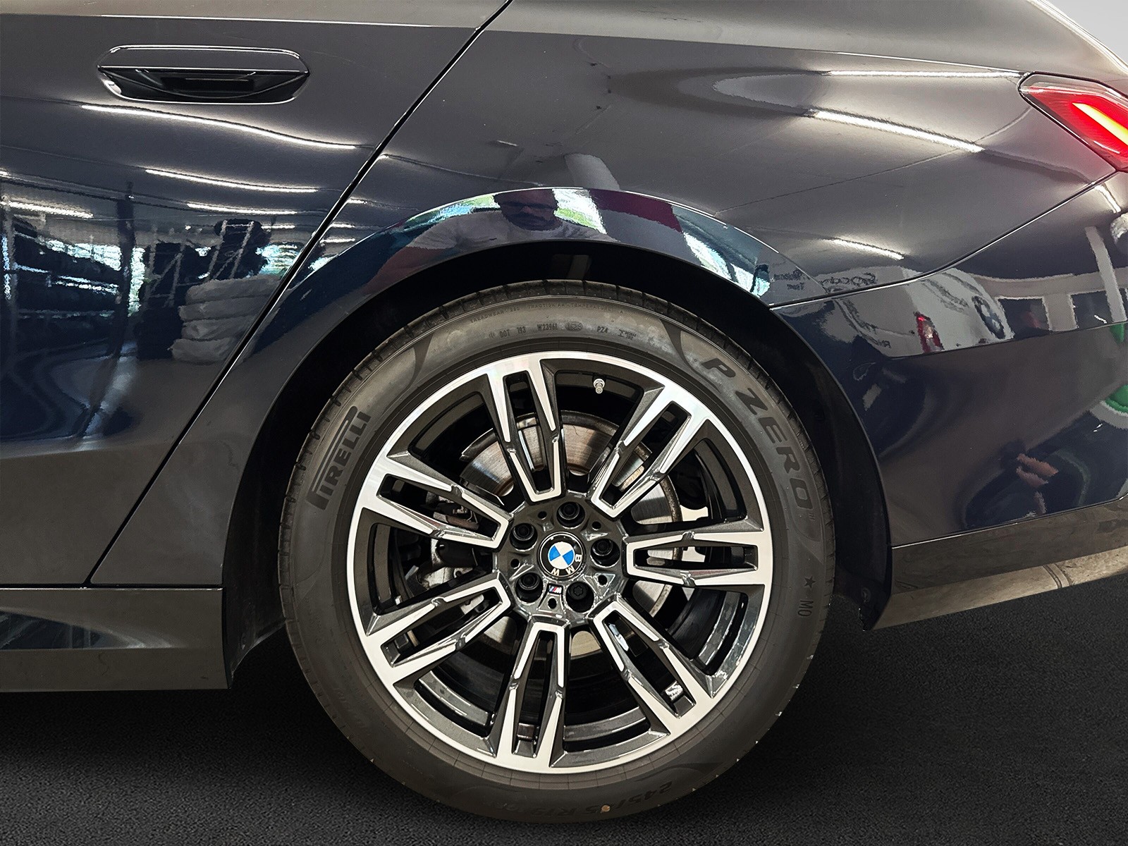 BMW 520d xDrive 48V Touring M Sport Steptronic-image-8