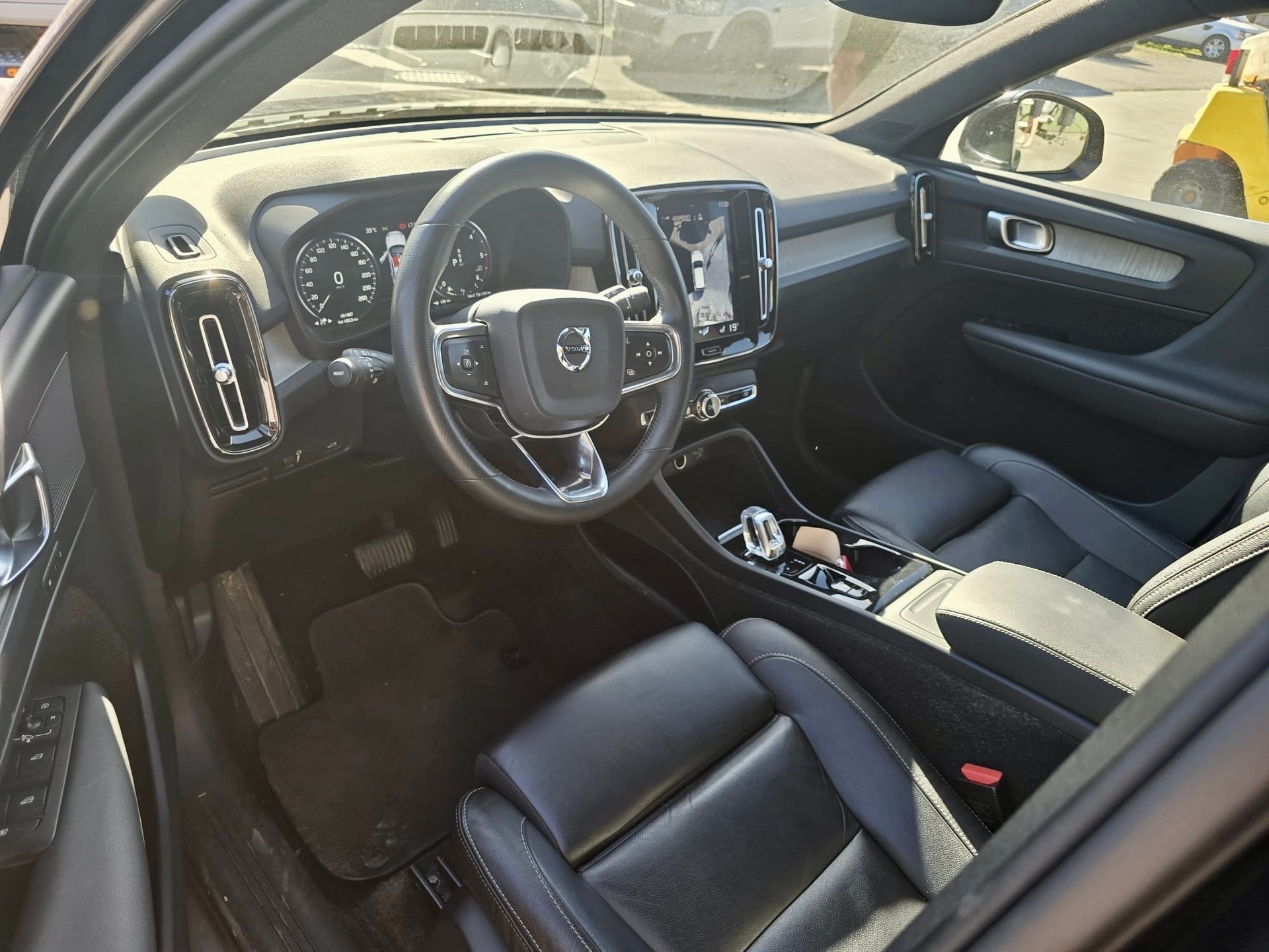 VOLVO XC40 D4 AWD Momentum Geartronic-image-9
