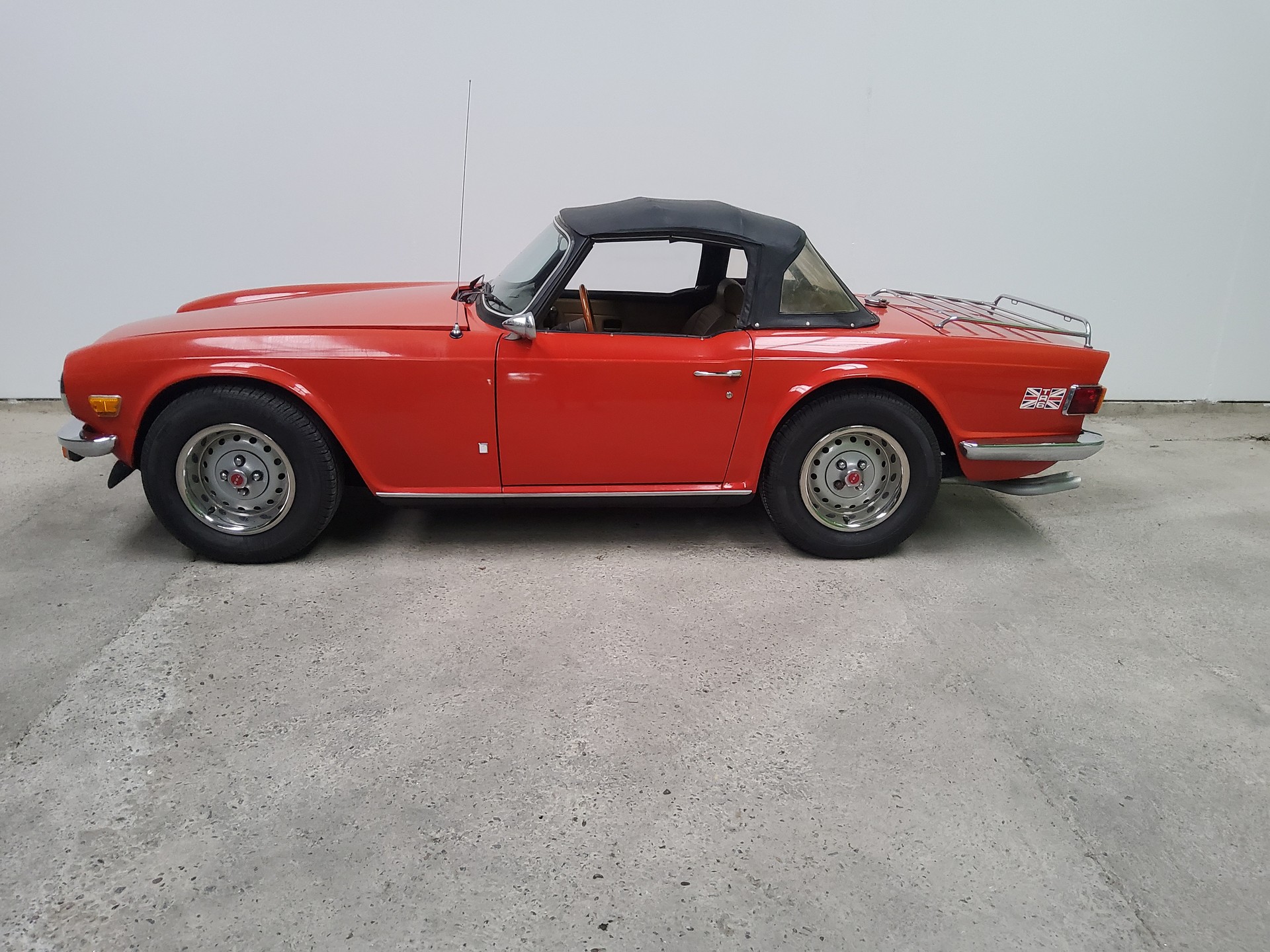 TRIUMPH TR6-showroom-element-1