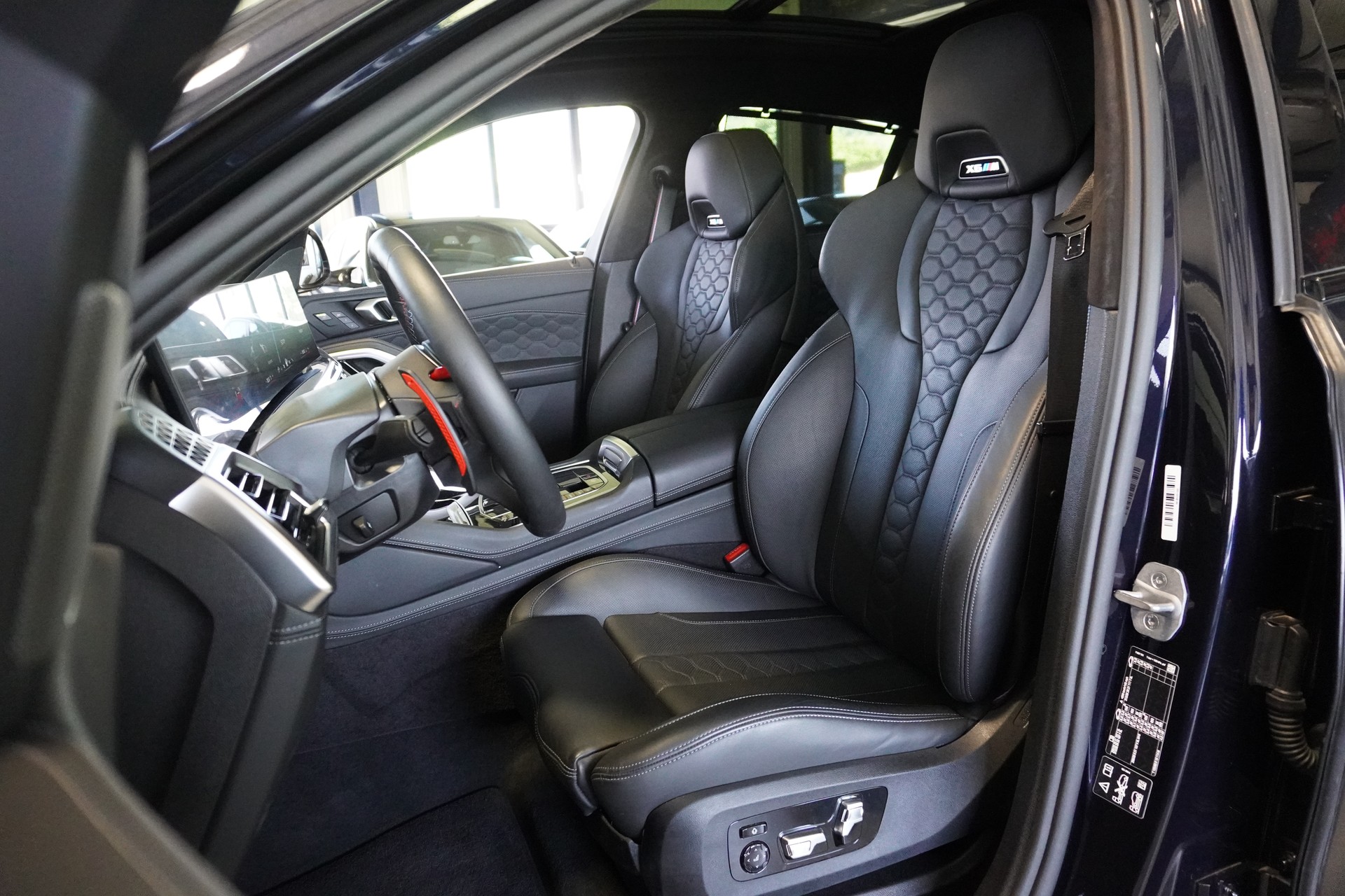 BMW X6M Steptronic M Competition // MASSAGE SITZE // WERKSGARANTIE BIS 05.2028 // PANORAMA GLASDACH // AHK //-image-8