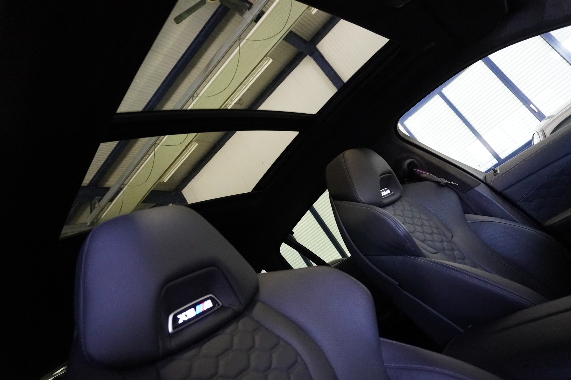 BMW X6M Steptronic M Competition // MASSAGE SITZE // WERKSGARANTIE BIS 05.2028 // PANORAMA GLASDACH // AHK //-image-10