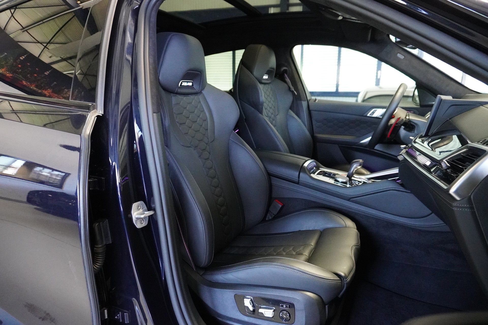 BMW X6M Steptronic M Competition // MASSAGE SITZE // WERKSGARANTIE BIS 05.2028 // PANORAMA GLASDACH // AHK //-image-7