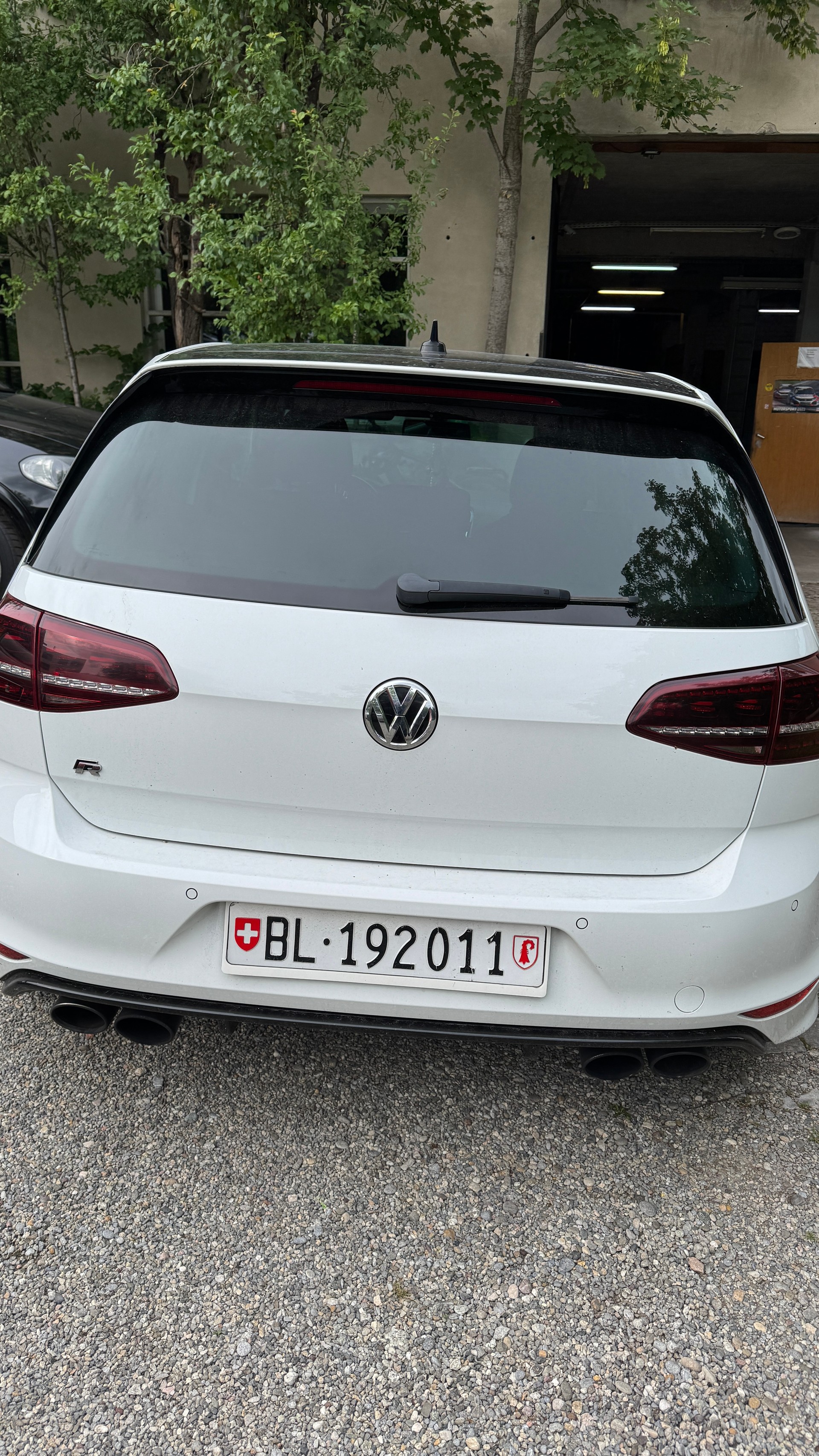 VW Golf 2.0 TSI R 4Motion-image-4