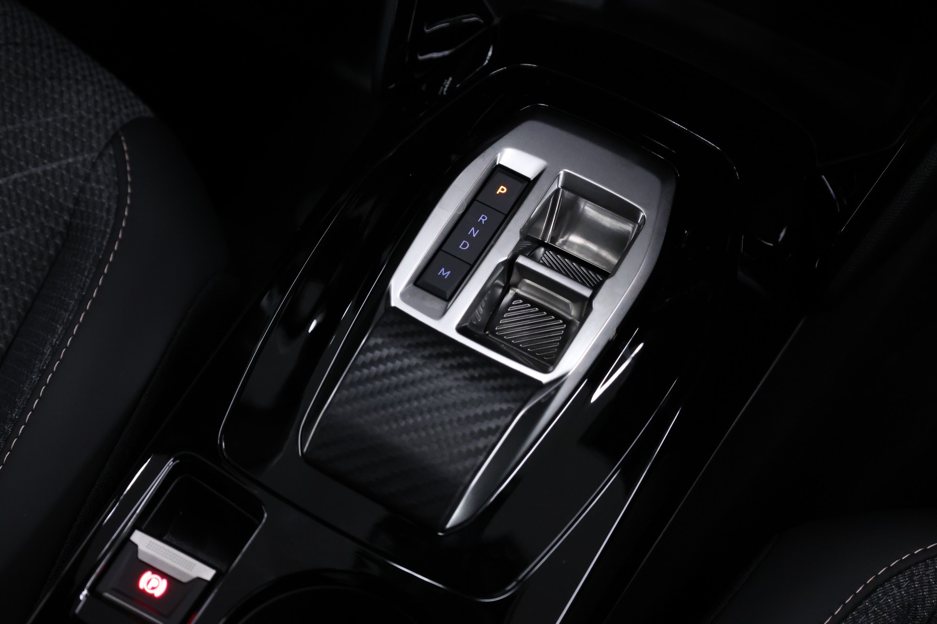 PEUGEOT 2008 1.2 Hybrid 145 Allure Premium-image-24