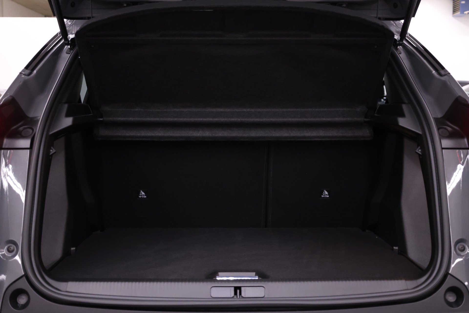 PEUGEOT 2008 1.2 Hybrid 145 Allure Premium-image-10