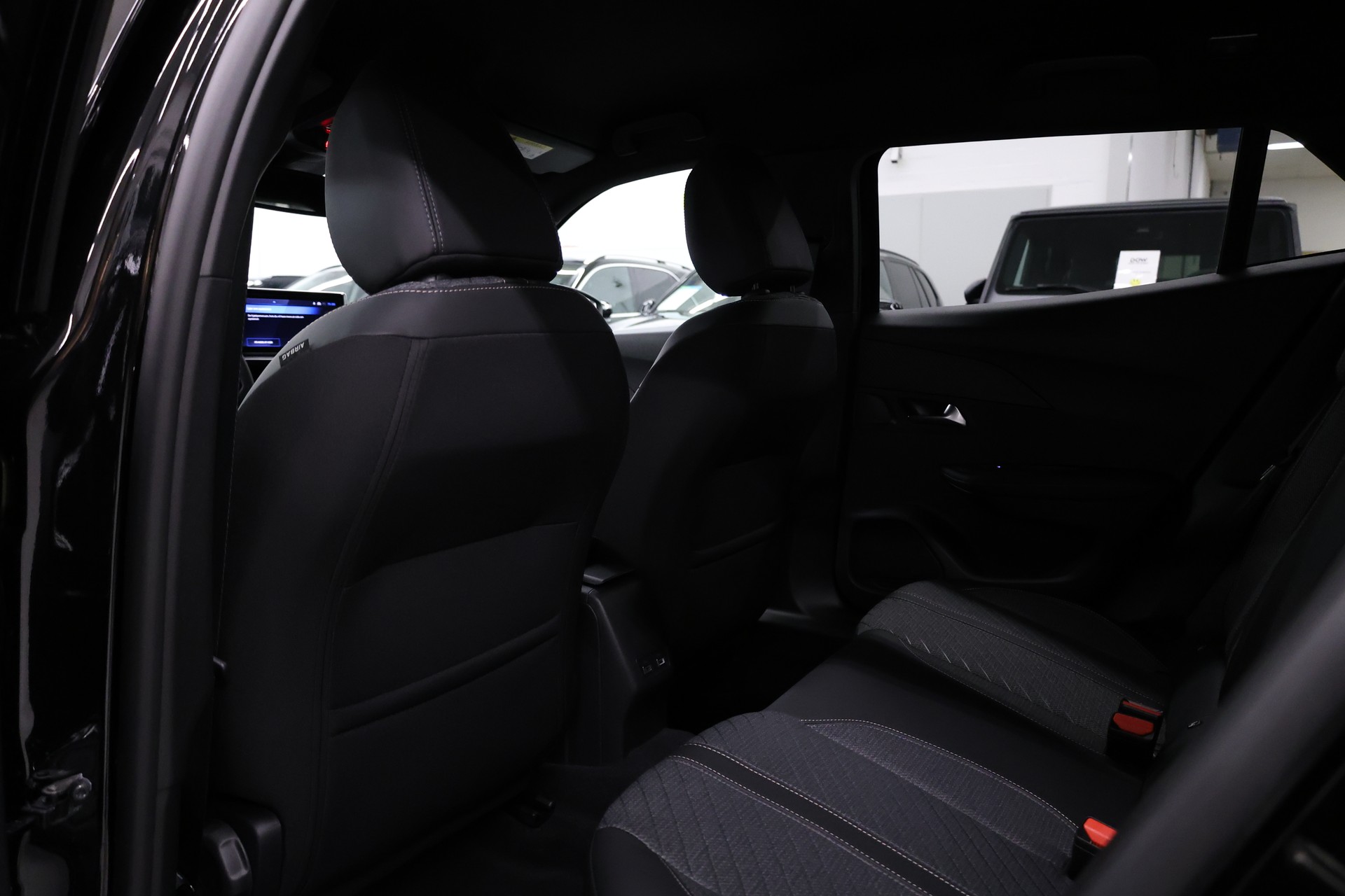 PEUGEOT 2008 1.2 Hybrid 145 Allure Premium-image-20