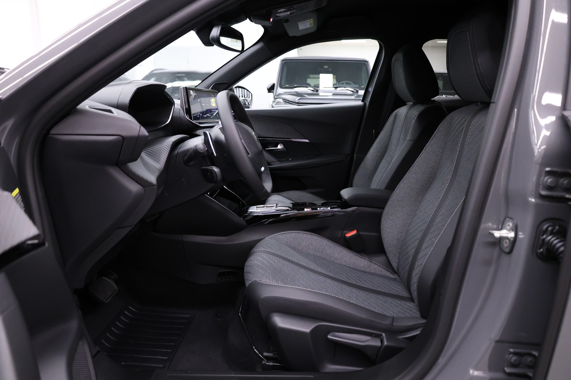 PEUGEOT 2008 1.2 Hybrid 145 Allure Premium-image-13