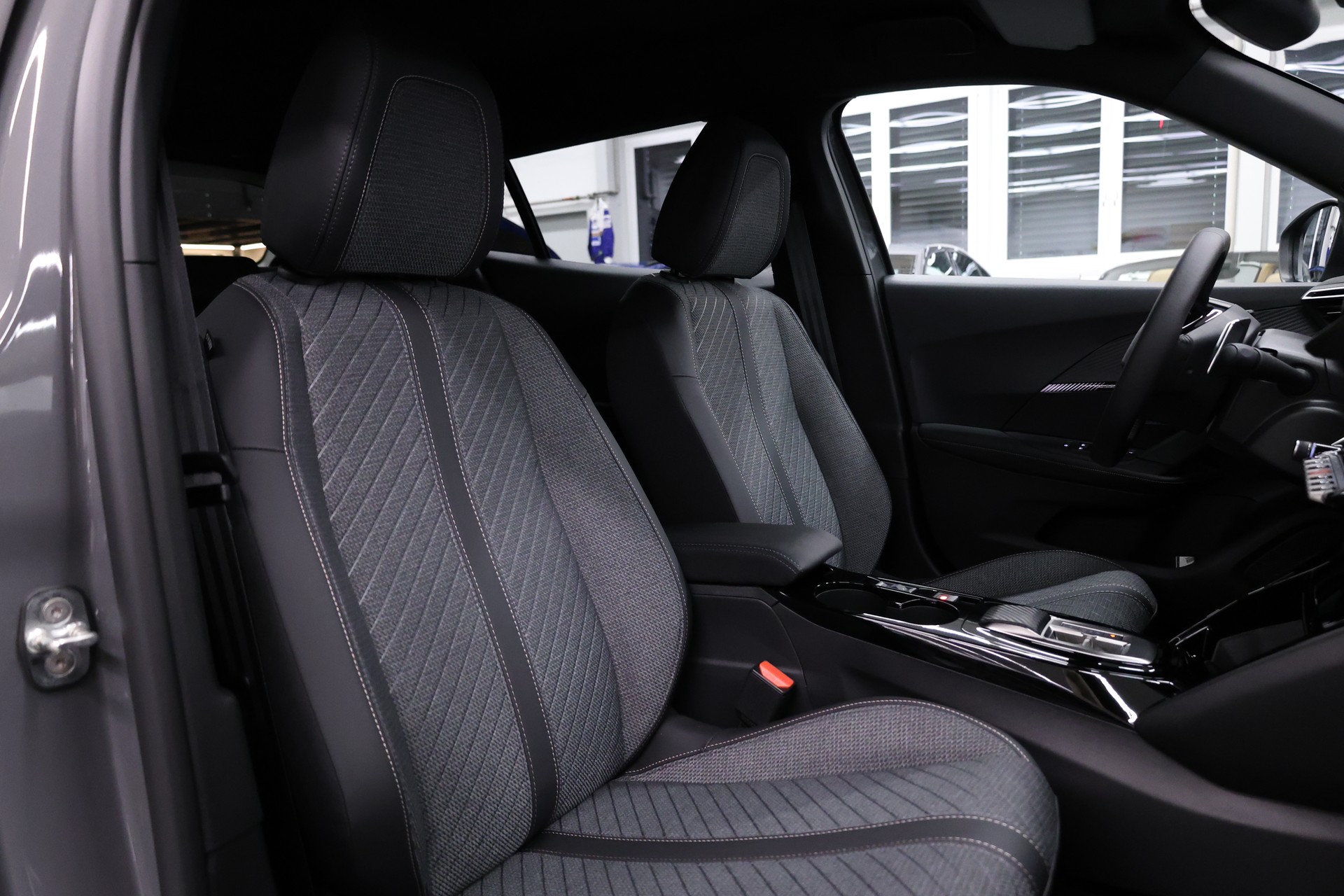 PEUGEOT 2008 1.2 Hybrid 145 Allure Premium-image-15