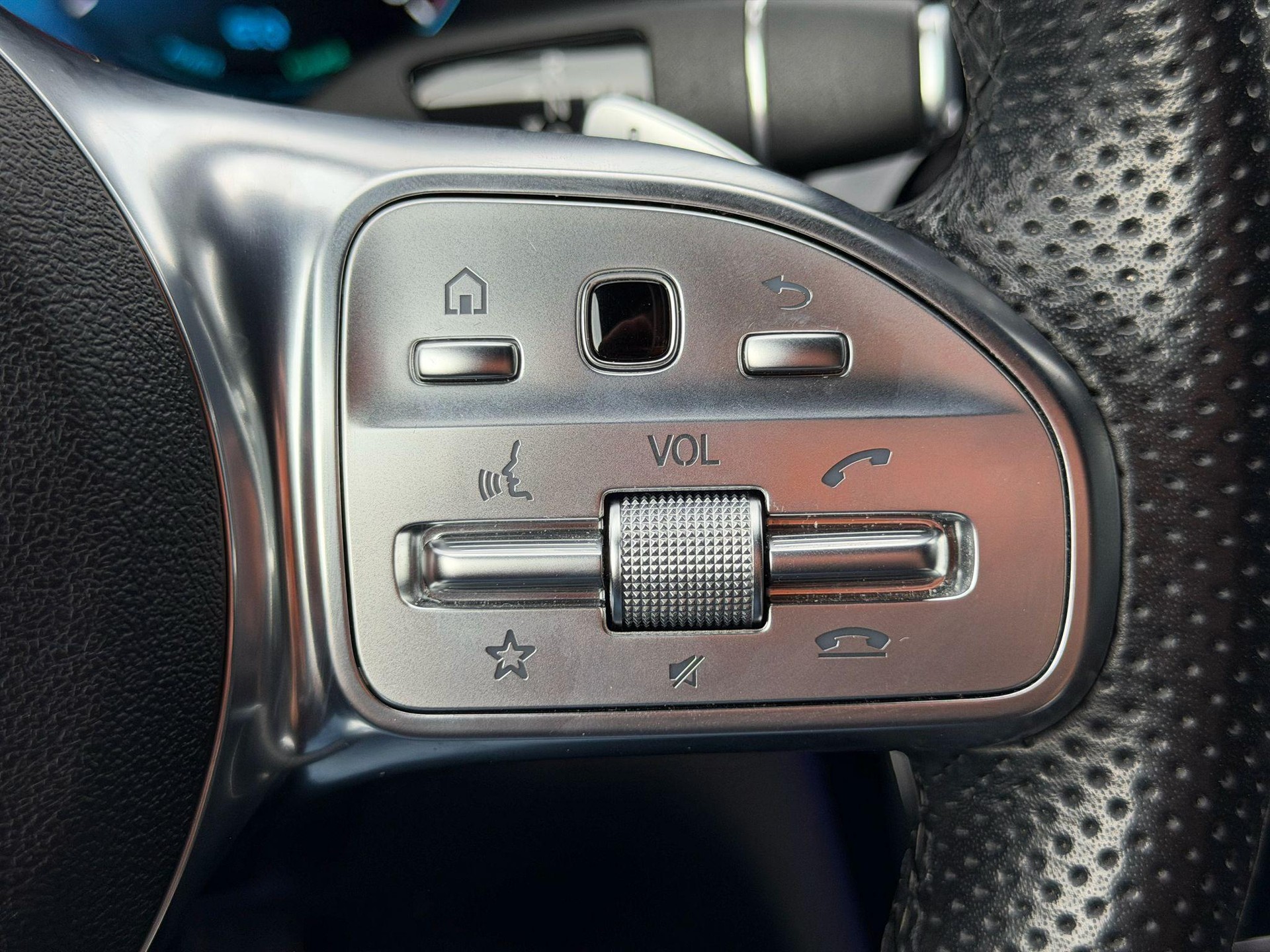 MERCEDES-BENZ C 200 Swiss Star AMG Line 4m Kombi-image-18