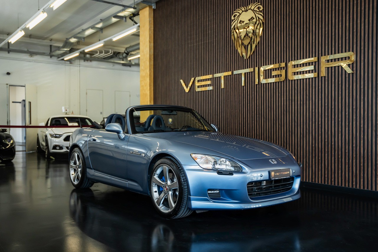 HONDA S2000-showroom-element-1