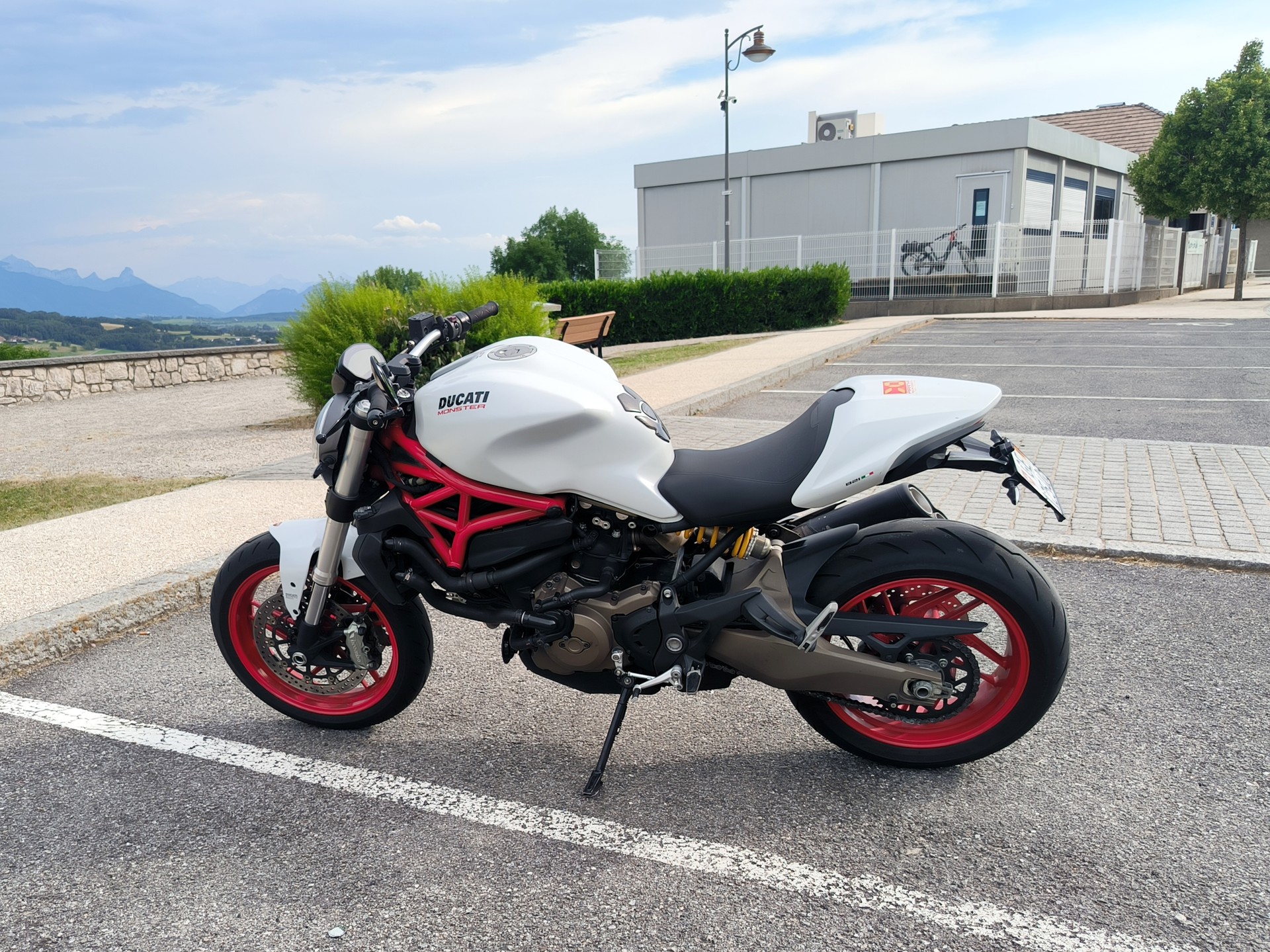 DUCATI Monster 821-image-1