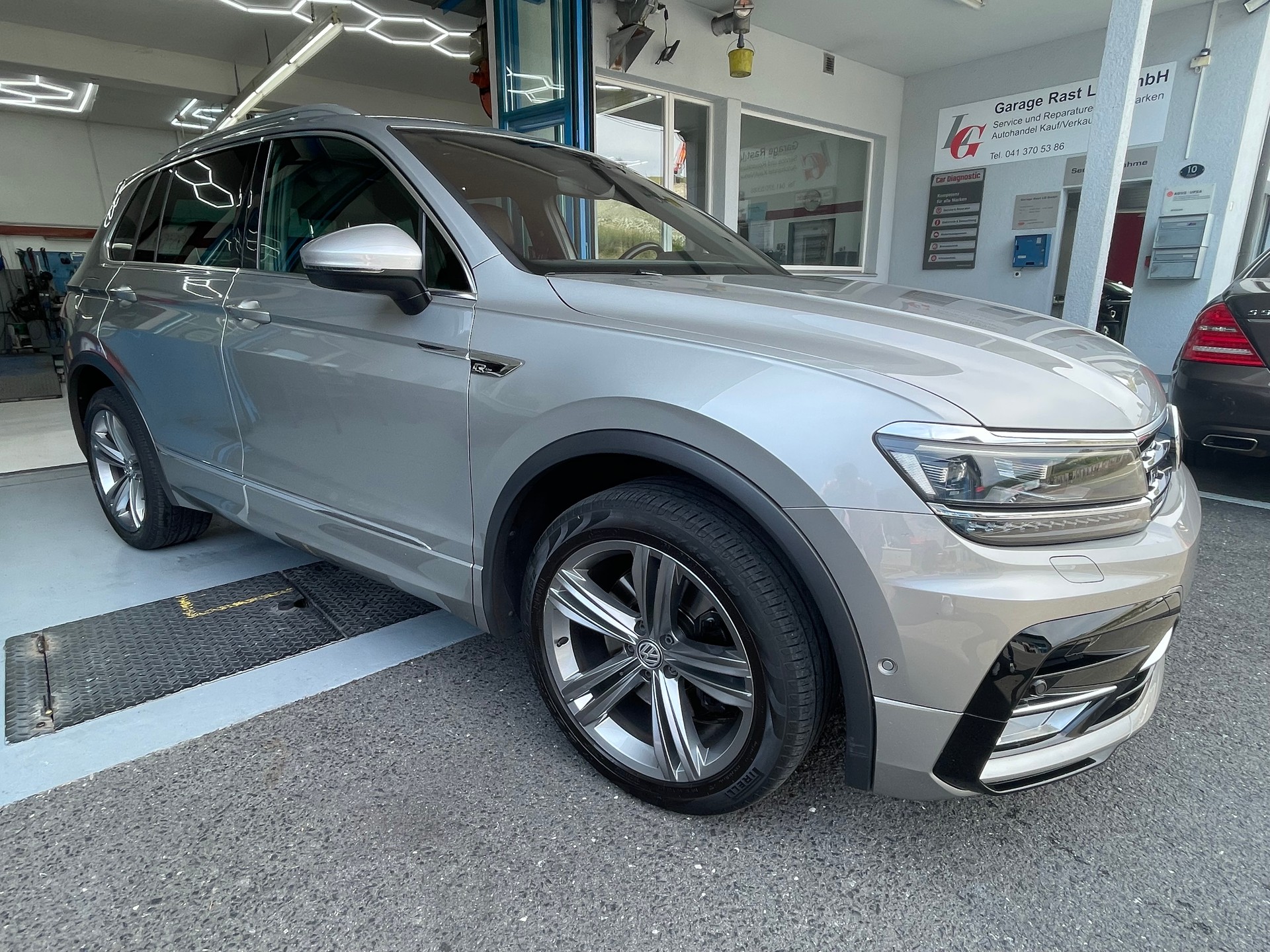 VW Tiguan 2.0TSI R-Line Highline 4Motion DSG-showroom-element-1