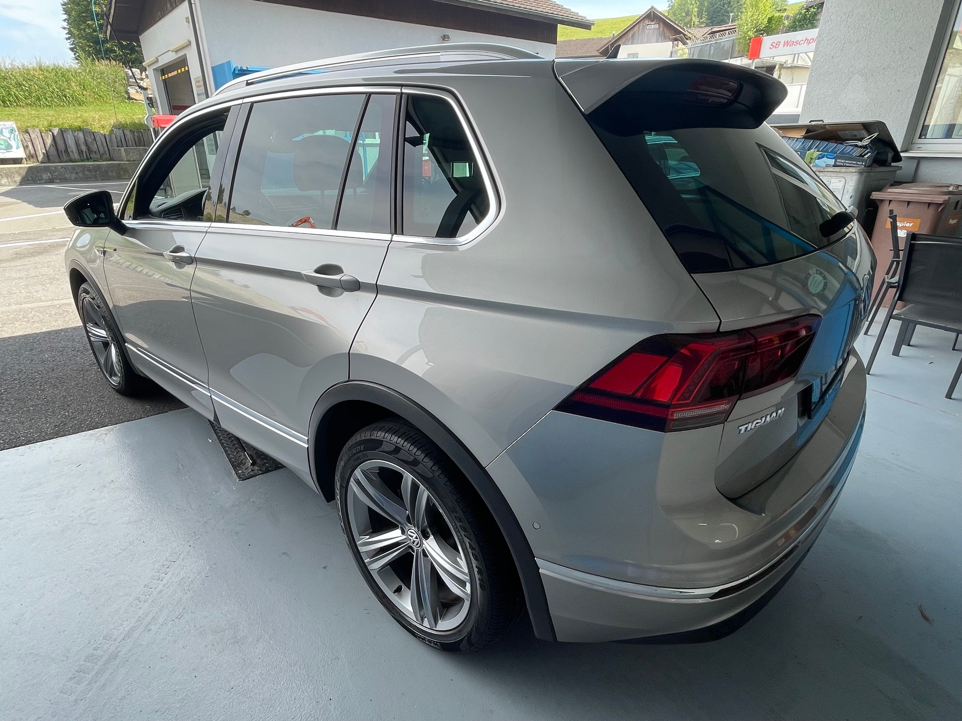 VW Tiguan 2.0TSI R-Line Highline 4Motion DSG-showroom-element-3