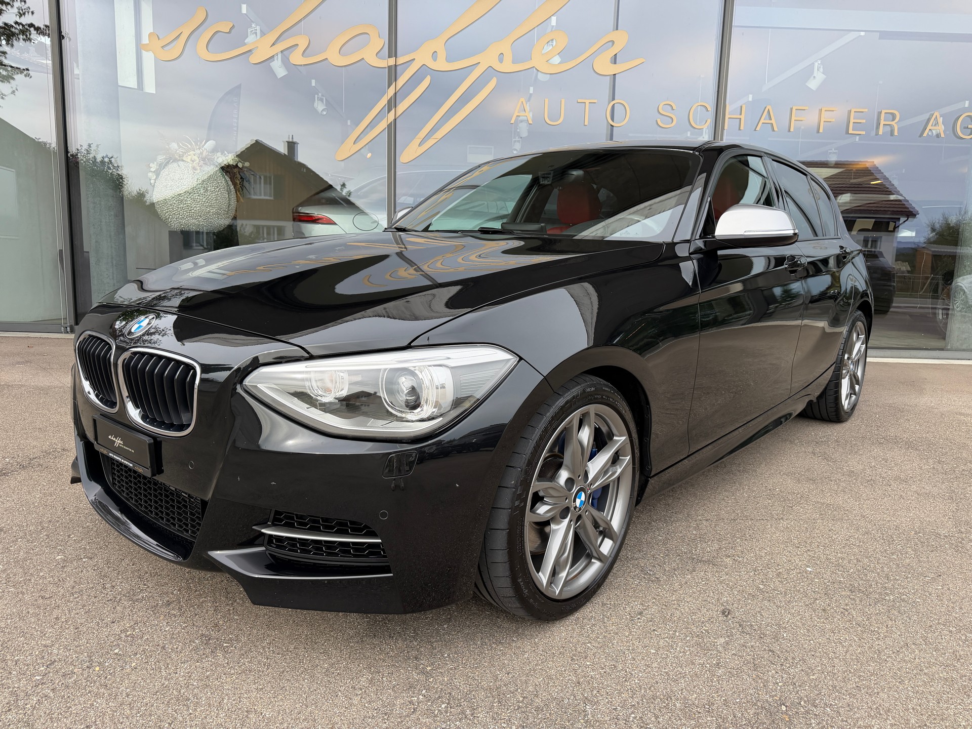 BMW M135i xDrive Steptronic-showroom-element-1