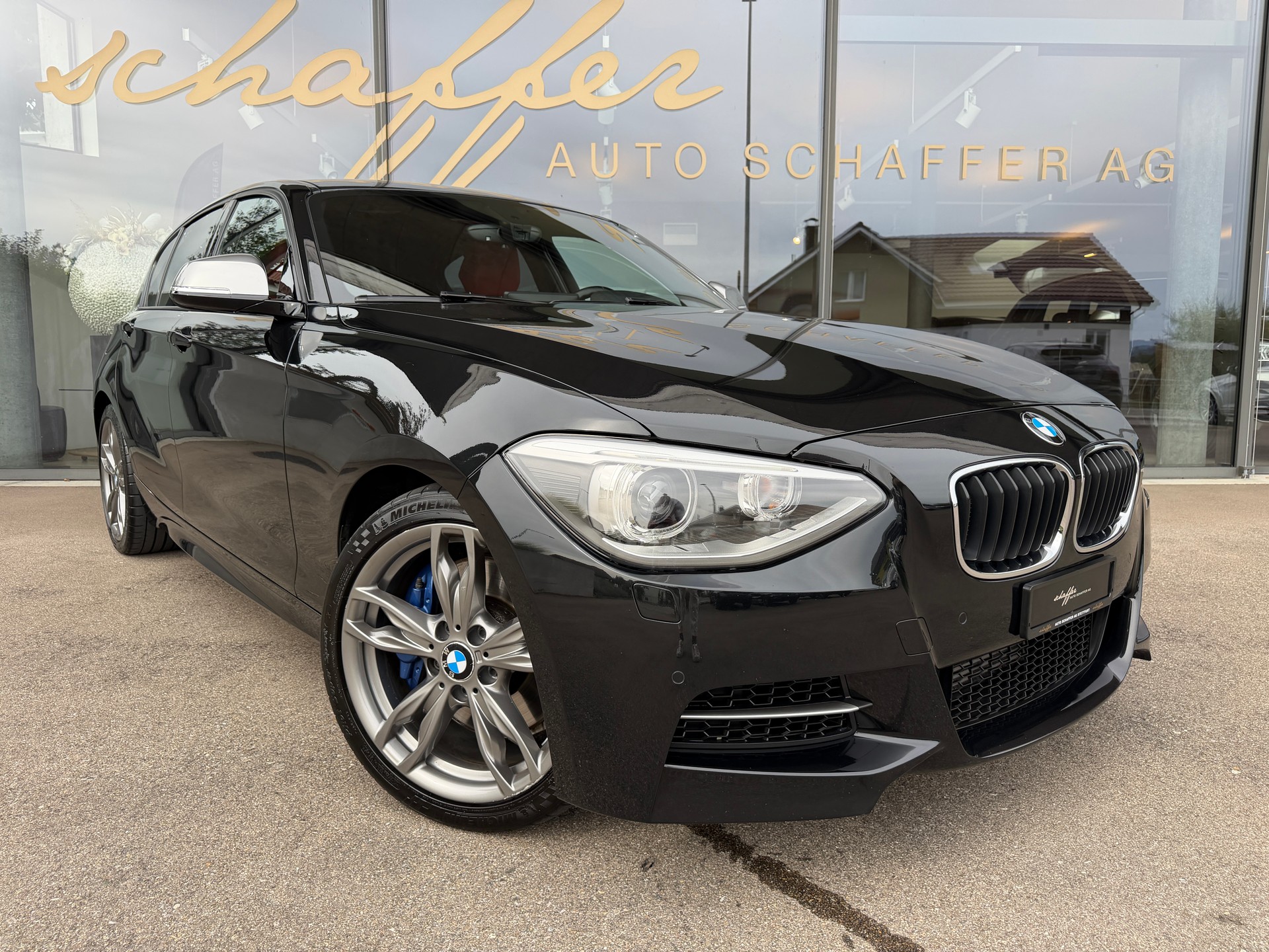 BMW M135i xDrive Steptronic-showroom-element-3