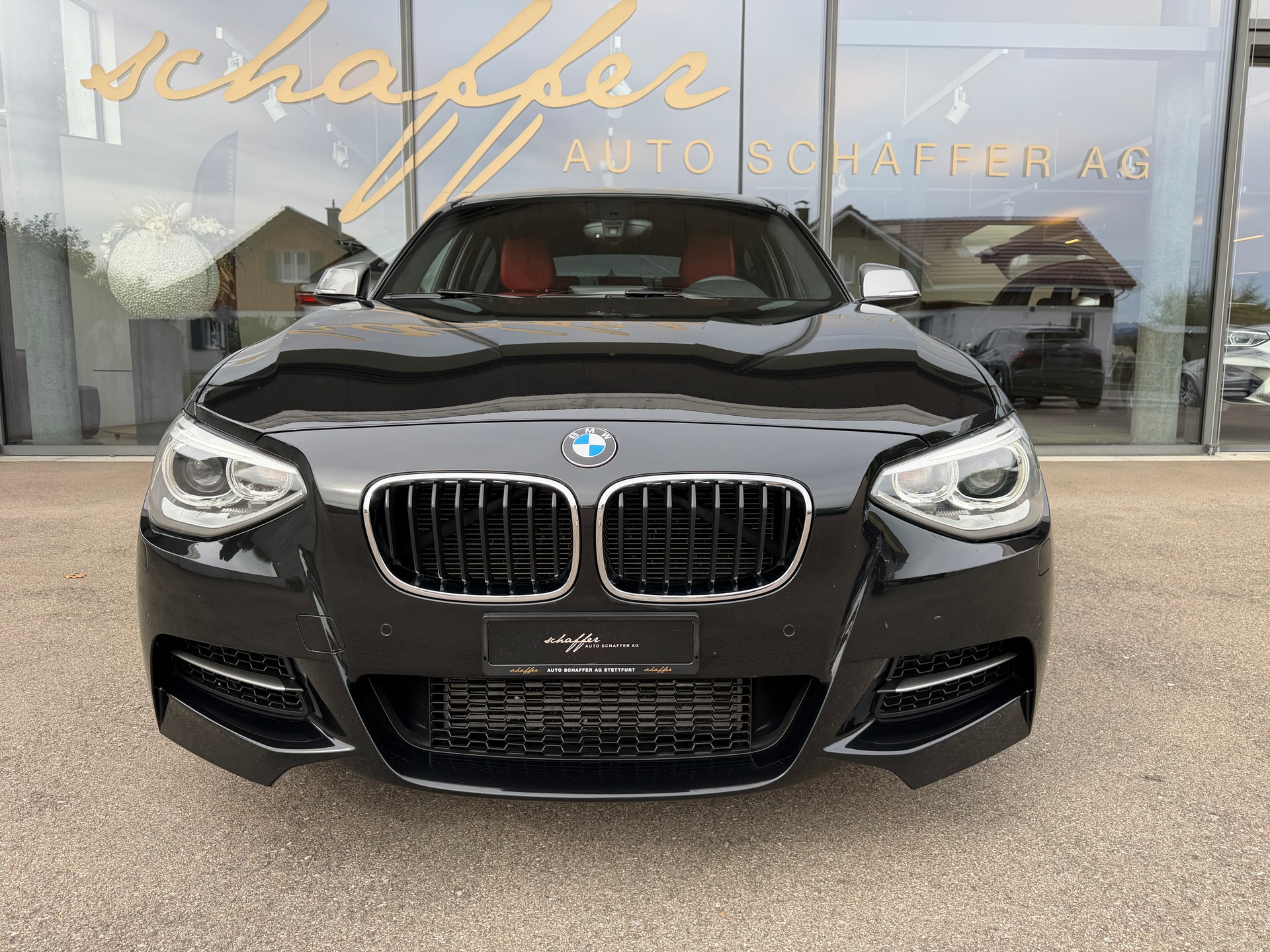 BMW M135i xDrive Steptronic-showroom-element-2