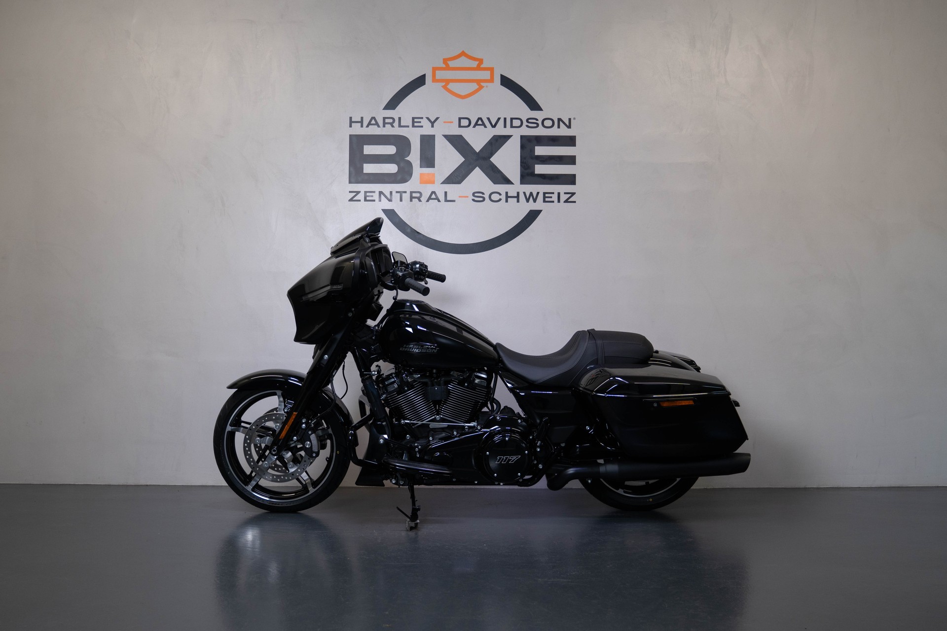 HARLEY-DAVIDSON FLHX Street Glide 117ci-showroom-element-1