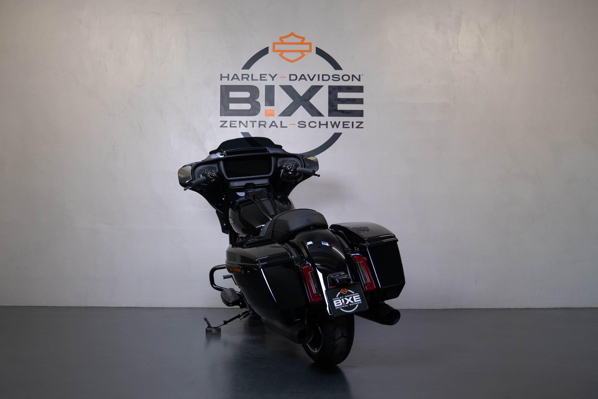 HARLEY-DAVIDSON FLHX Street Glide 117ci-showroom-element-3