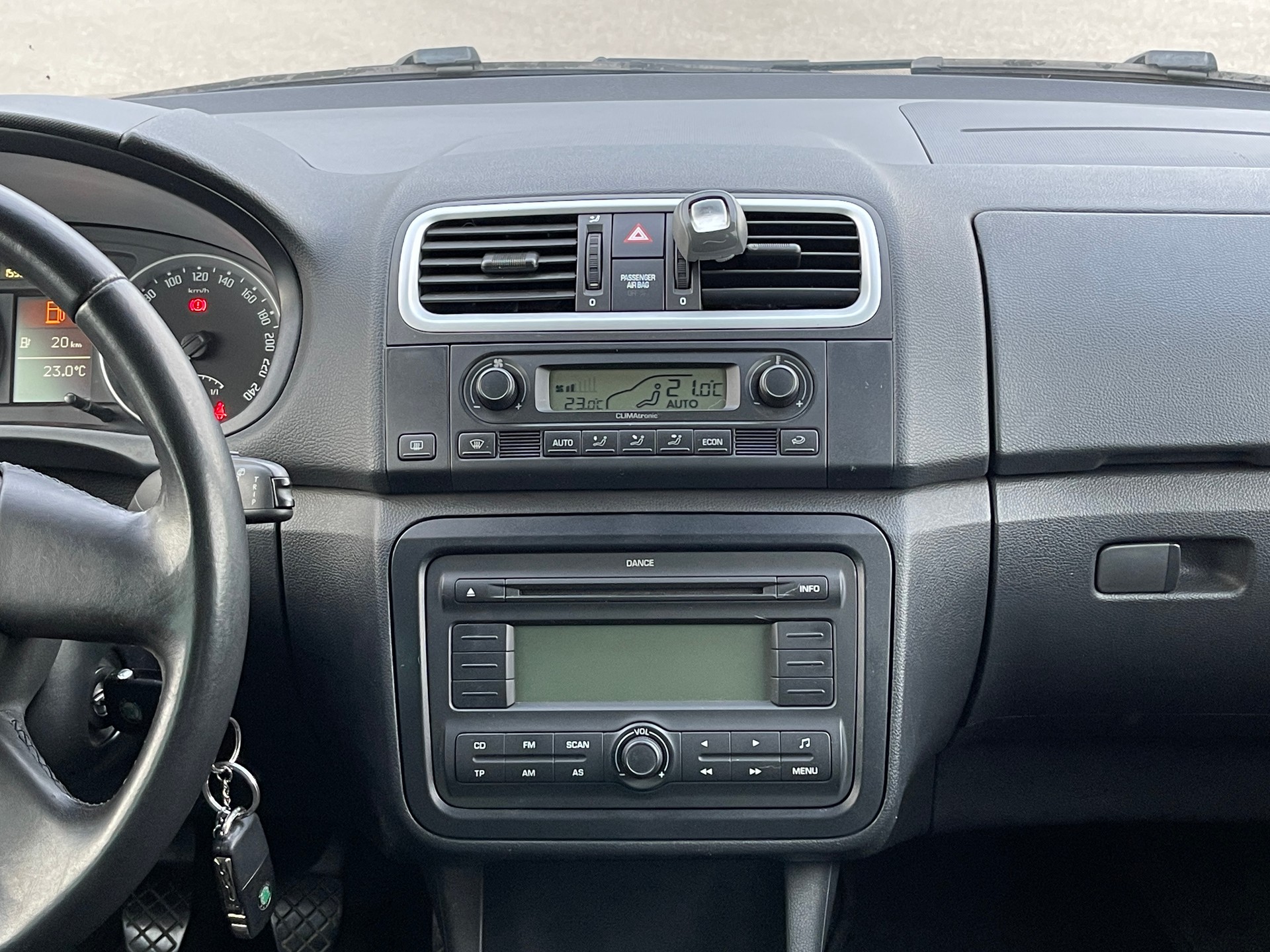SKODA Fabia 1.4 Elegance-image-8