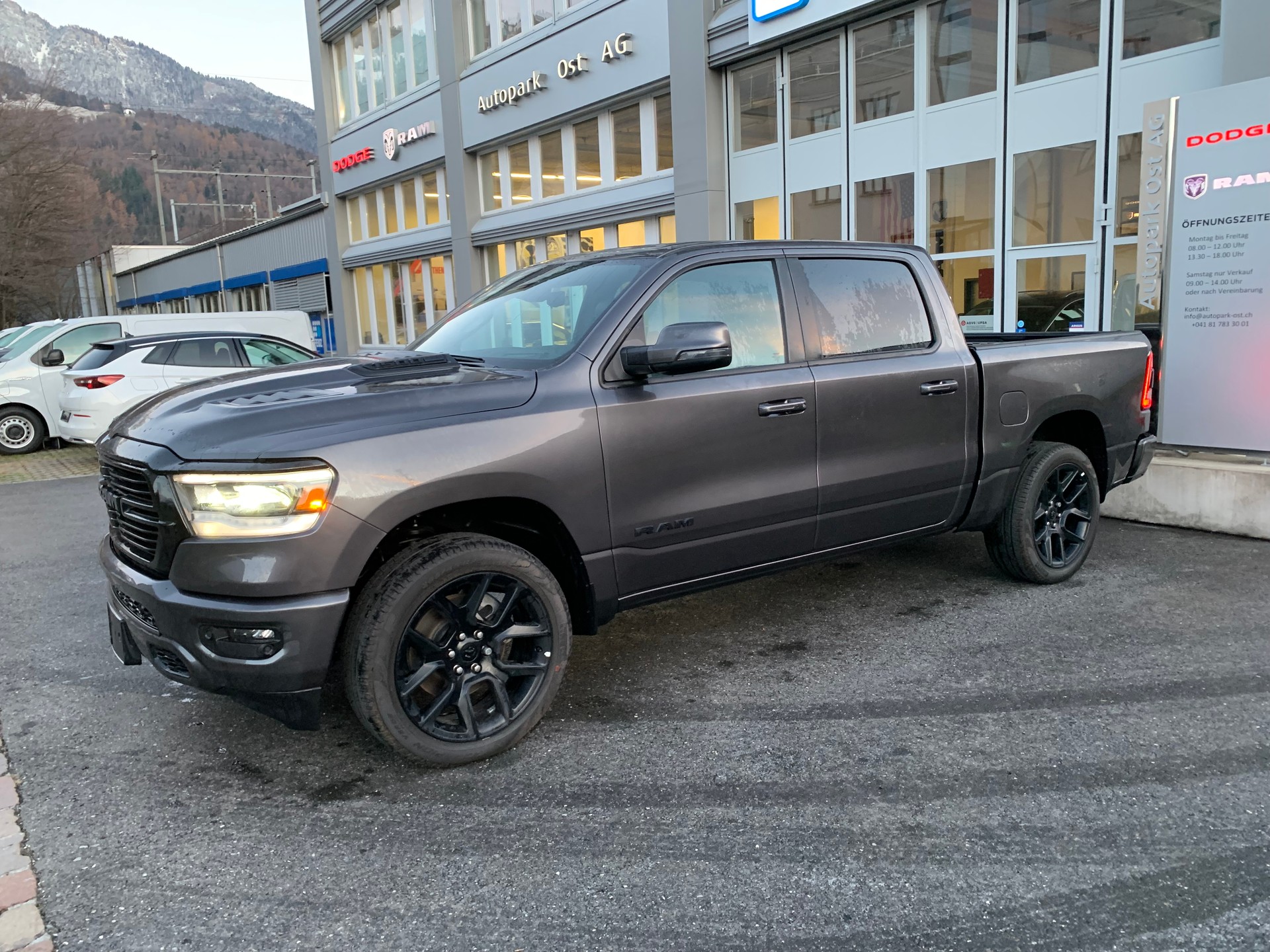 DODGE Ram 1500 Sport Crew Cab 5.7 V8 Night Edition E-Torque-image-1
