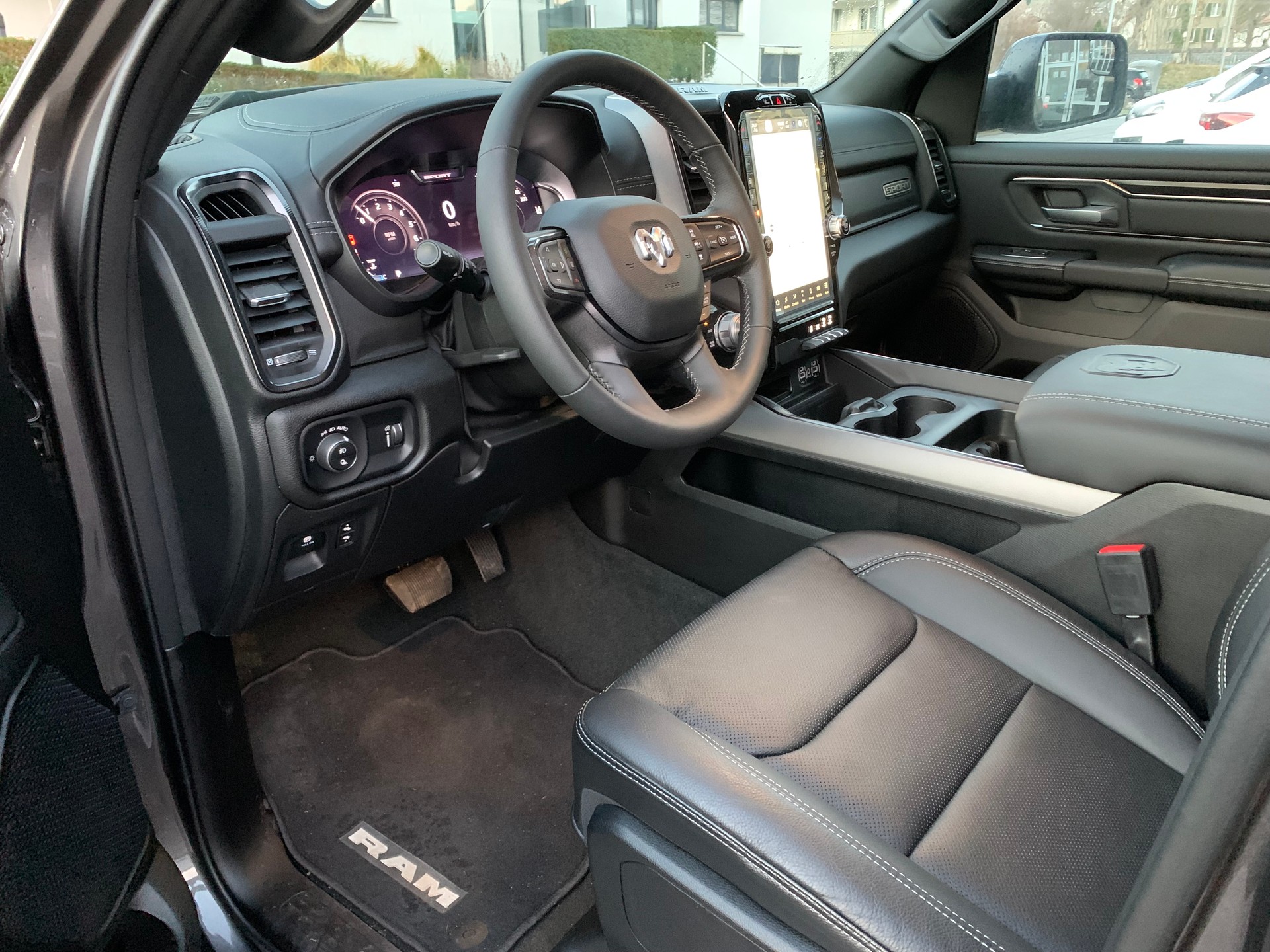 DODGE Ram 1500 Sport Crew Cab 5.7 V8 Night Edition E-Torque-image-6