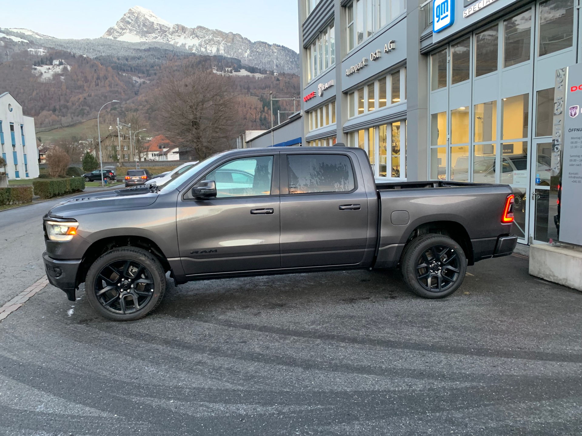 DODGE Ram 1500 Sport Crew Cab 5.7 V8 Night Edition E-Torque-image-2