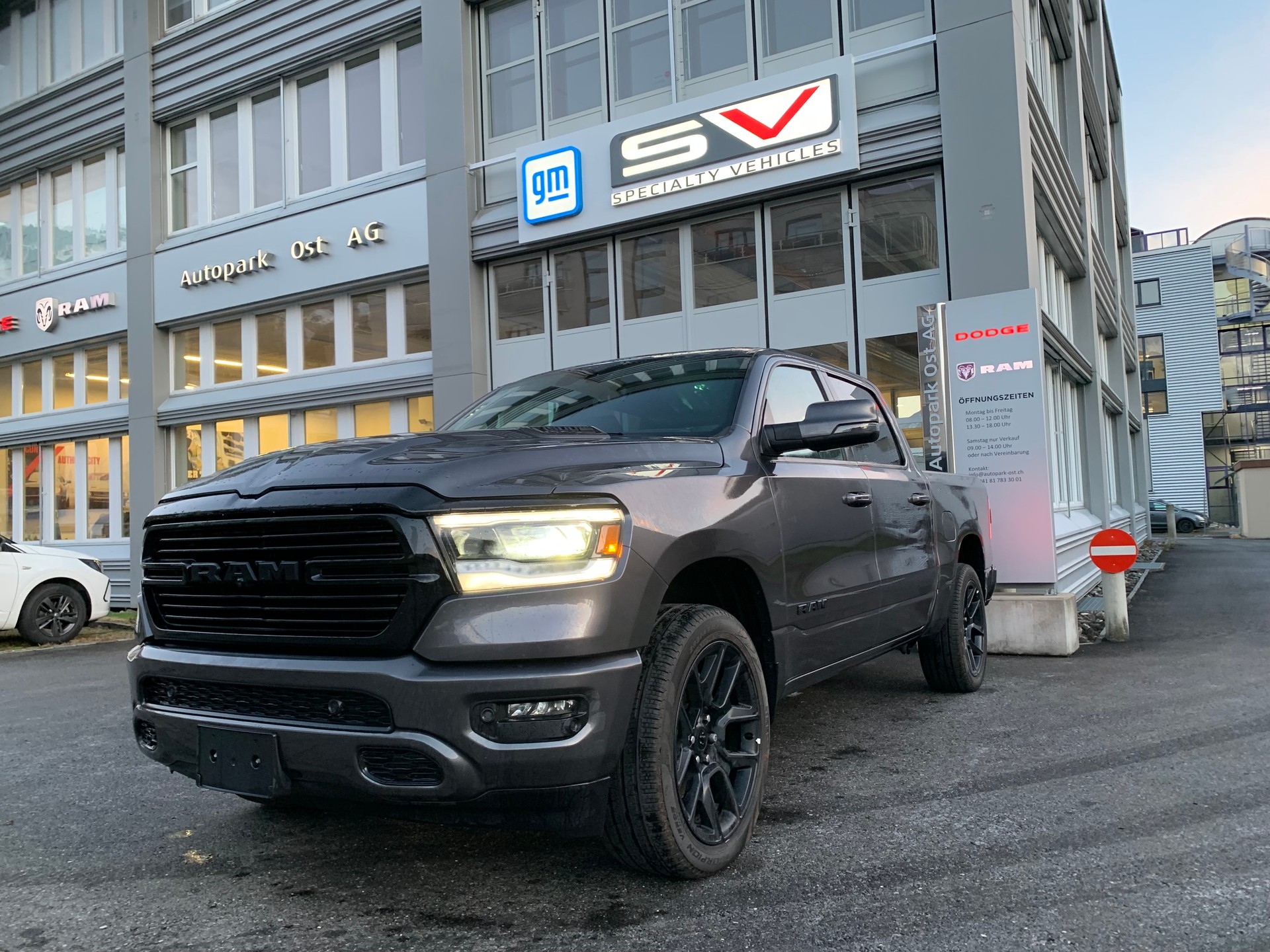 DODGE Ram 1500 Sport Crew Cab 5.7 V8 Night Edition E-Torque