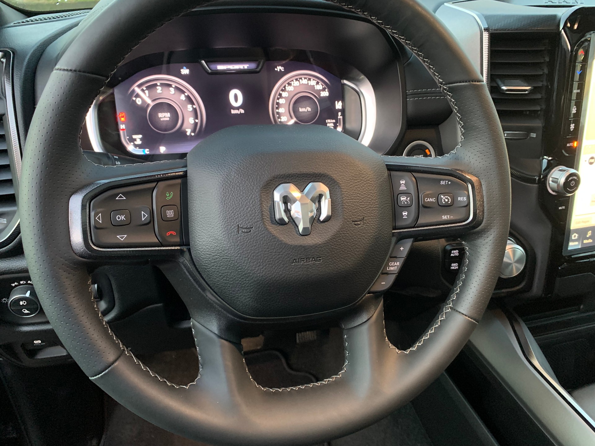 DODGE Ram 1500 Sport Crew Cab 5.7 V8 Night Edition E-Torque-image-9