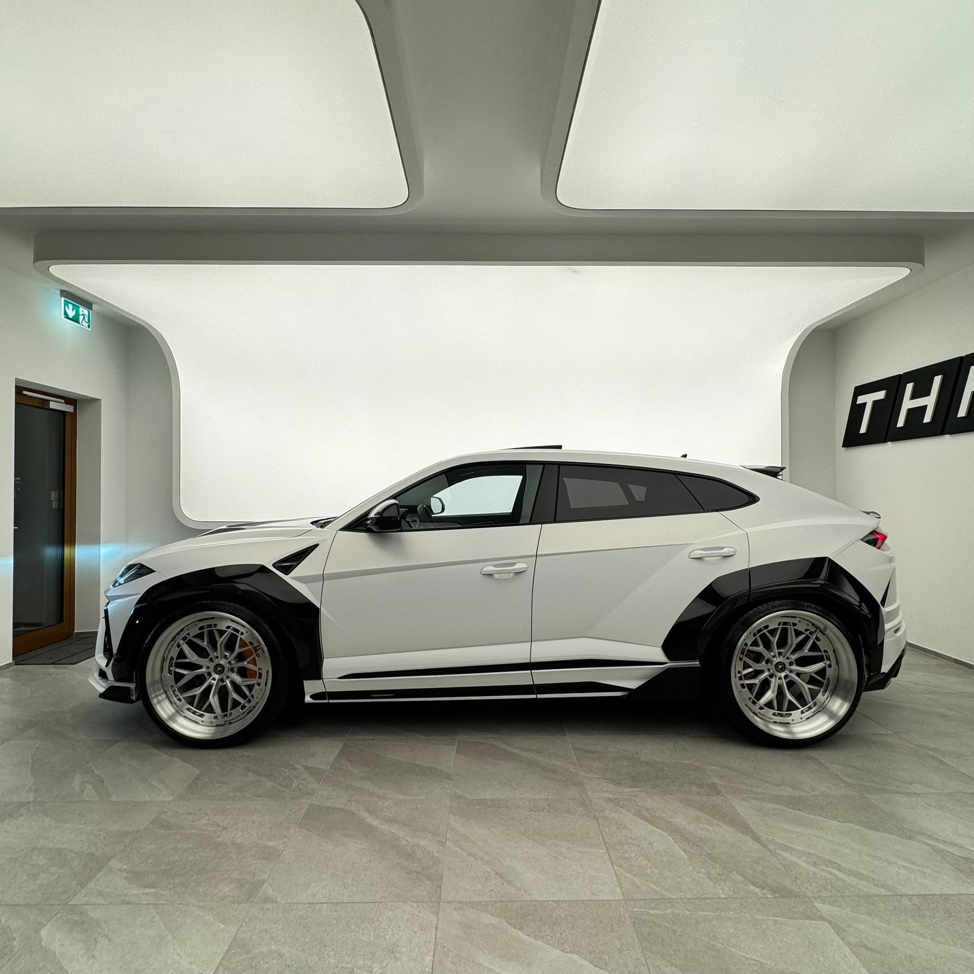 LAMBORGHINI Urus E-Gear Widebody Unikat-image-4