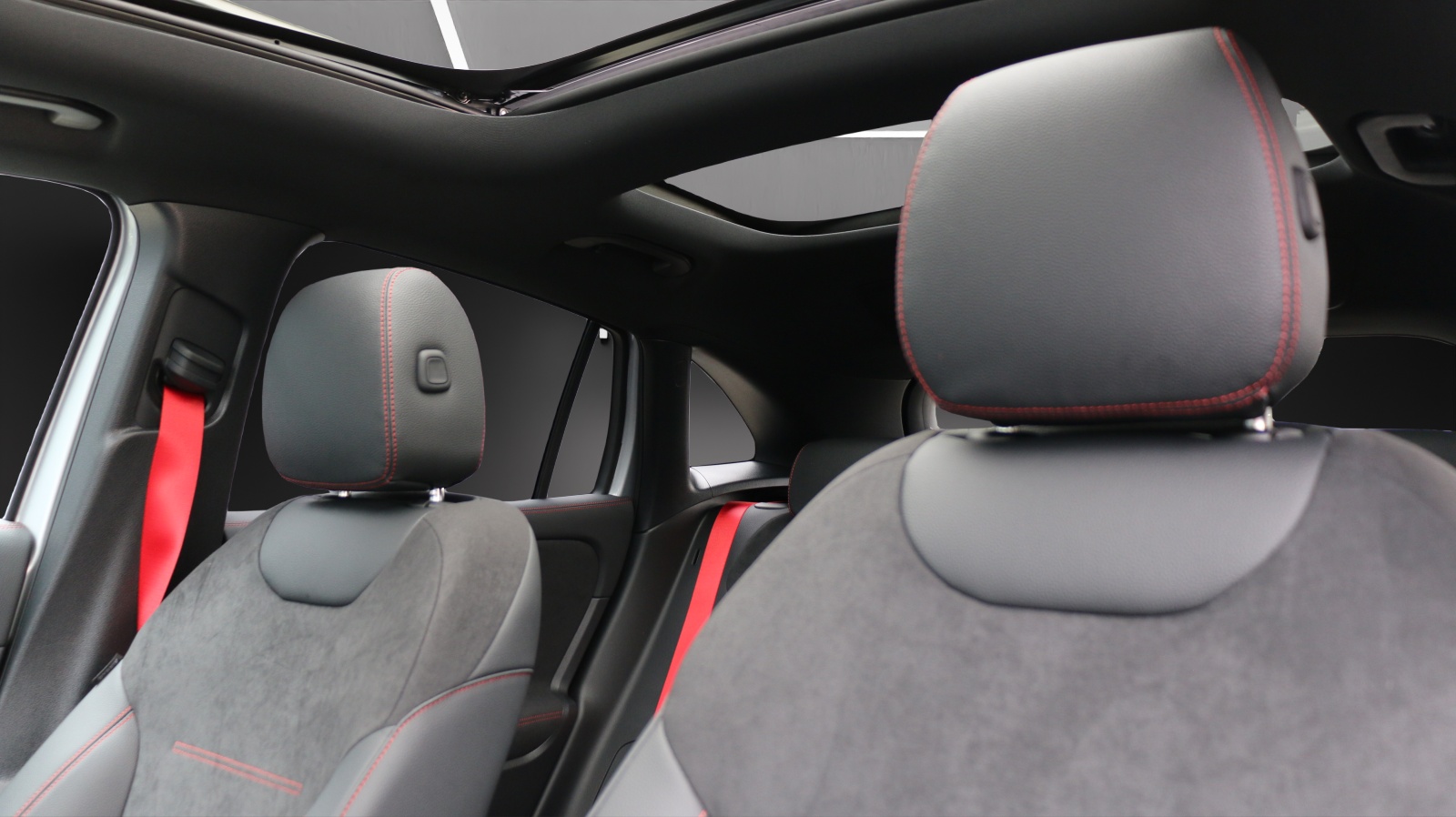 MERCEDES-BENZ GLA 35 AMG 4MATIC-image-12