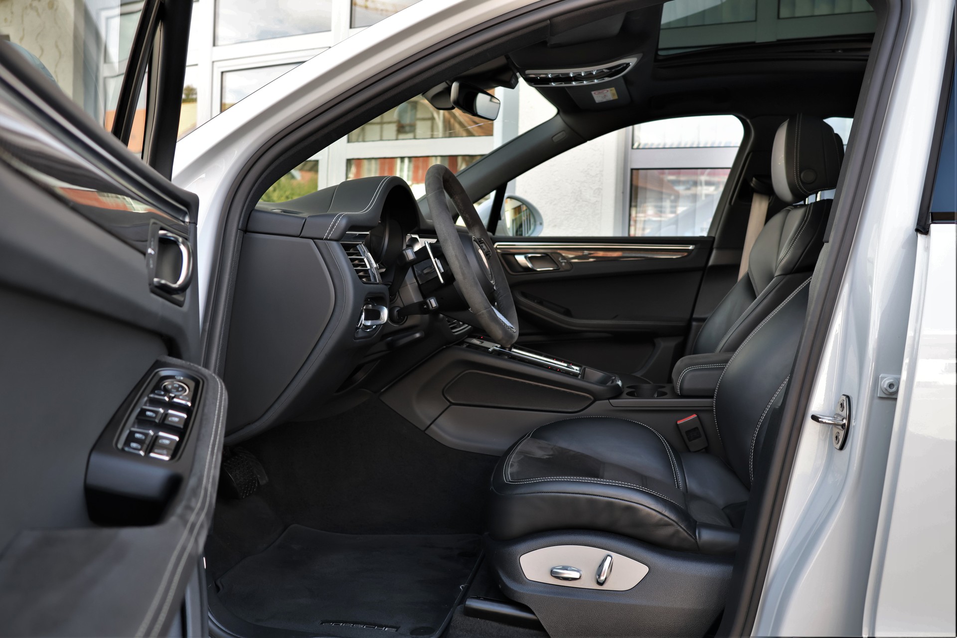 PORSCHE Macan GTS PDK (CH)-image-7