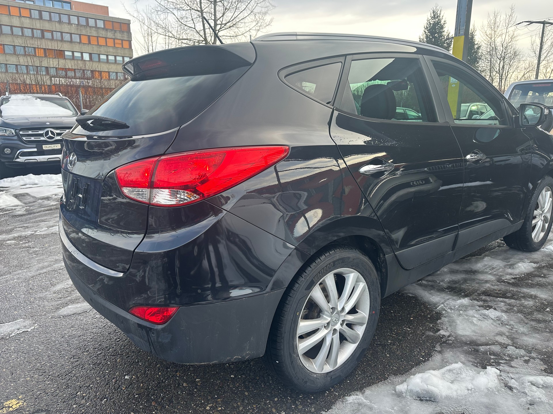 HYUNDAI iX 35 2.0 Premium 4WD Automatic-image-3