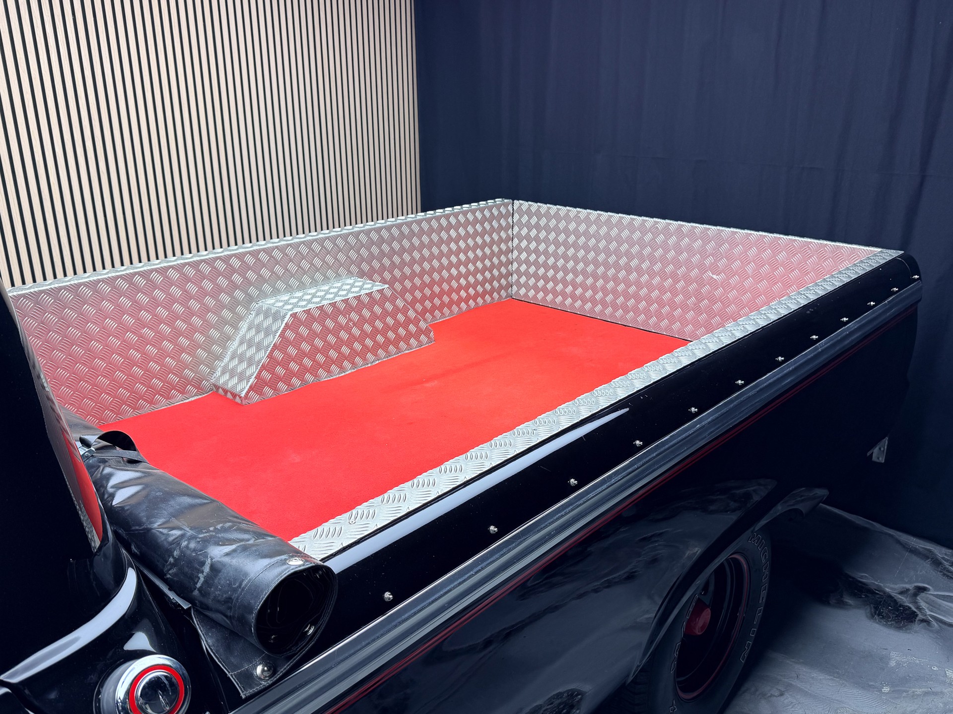 FORD F100-showroom-element-3