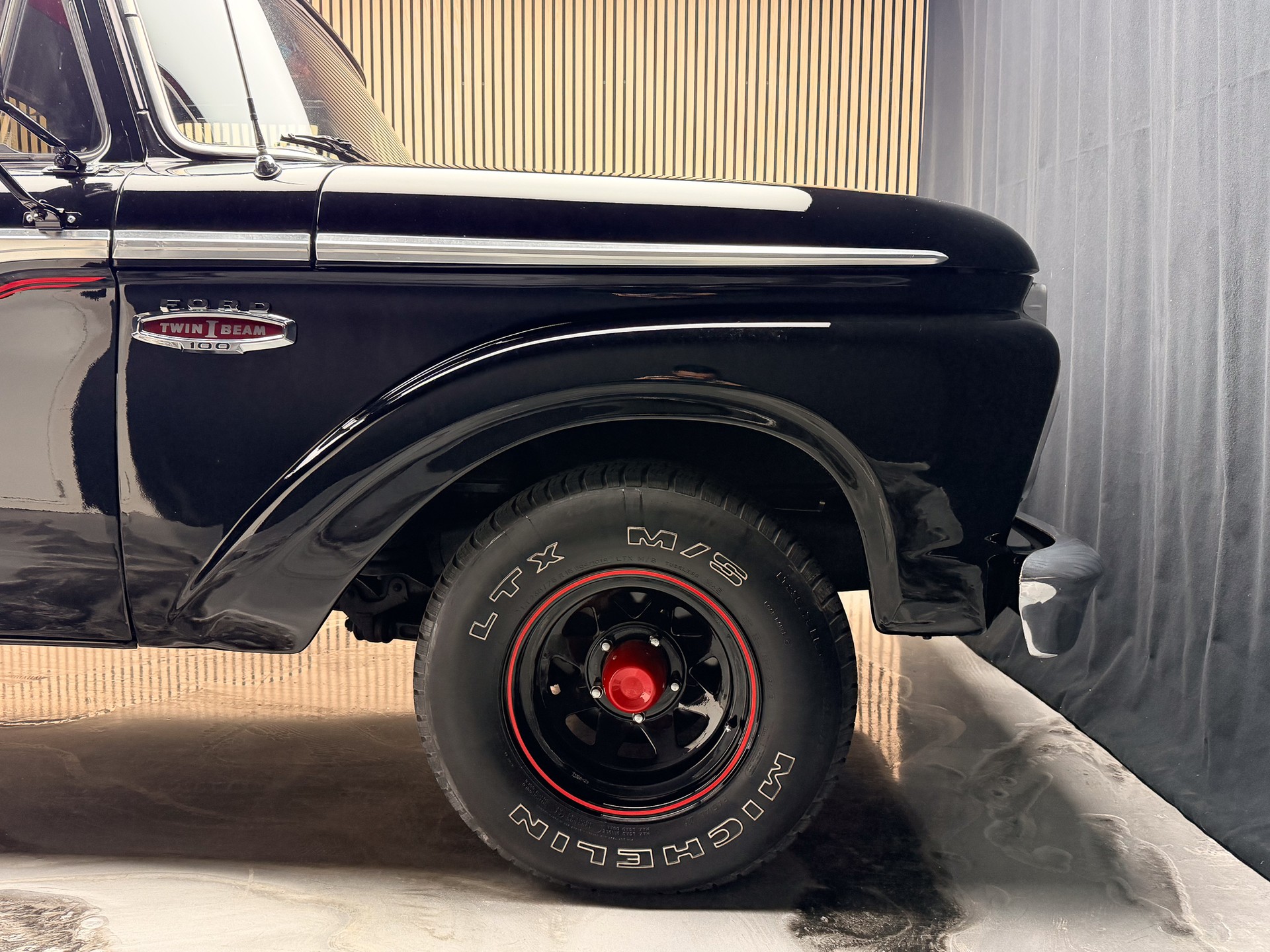 FORD F100-showroom-element-1