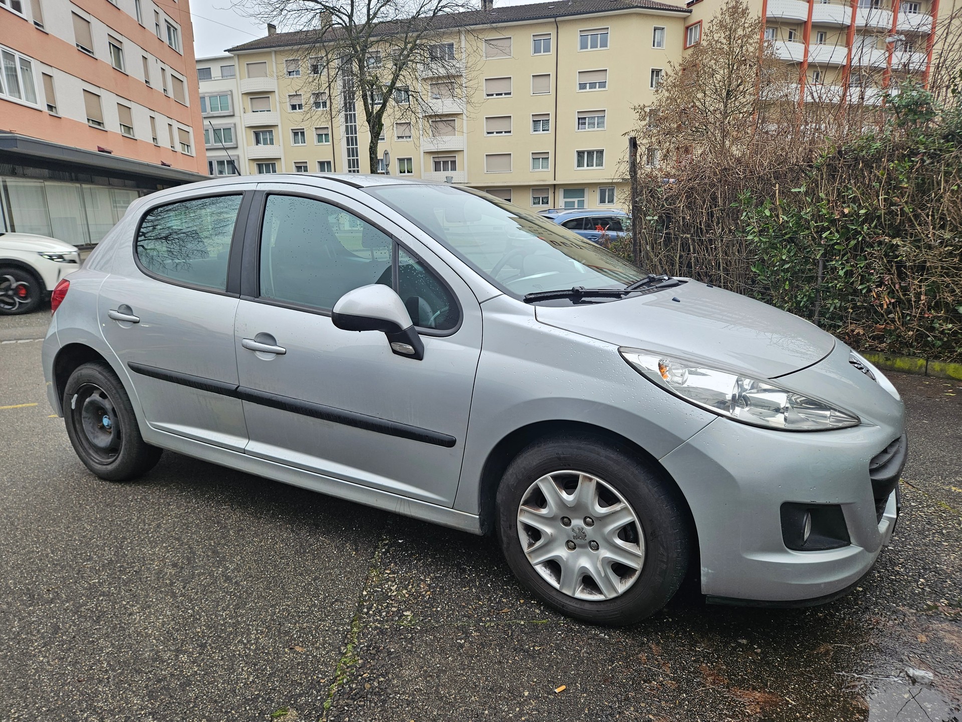 PEUGEOT 207 1.4 16V Swiss Edition-image-2
