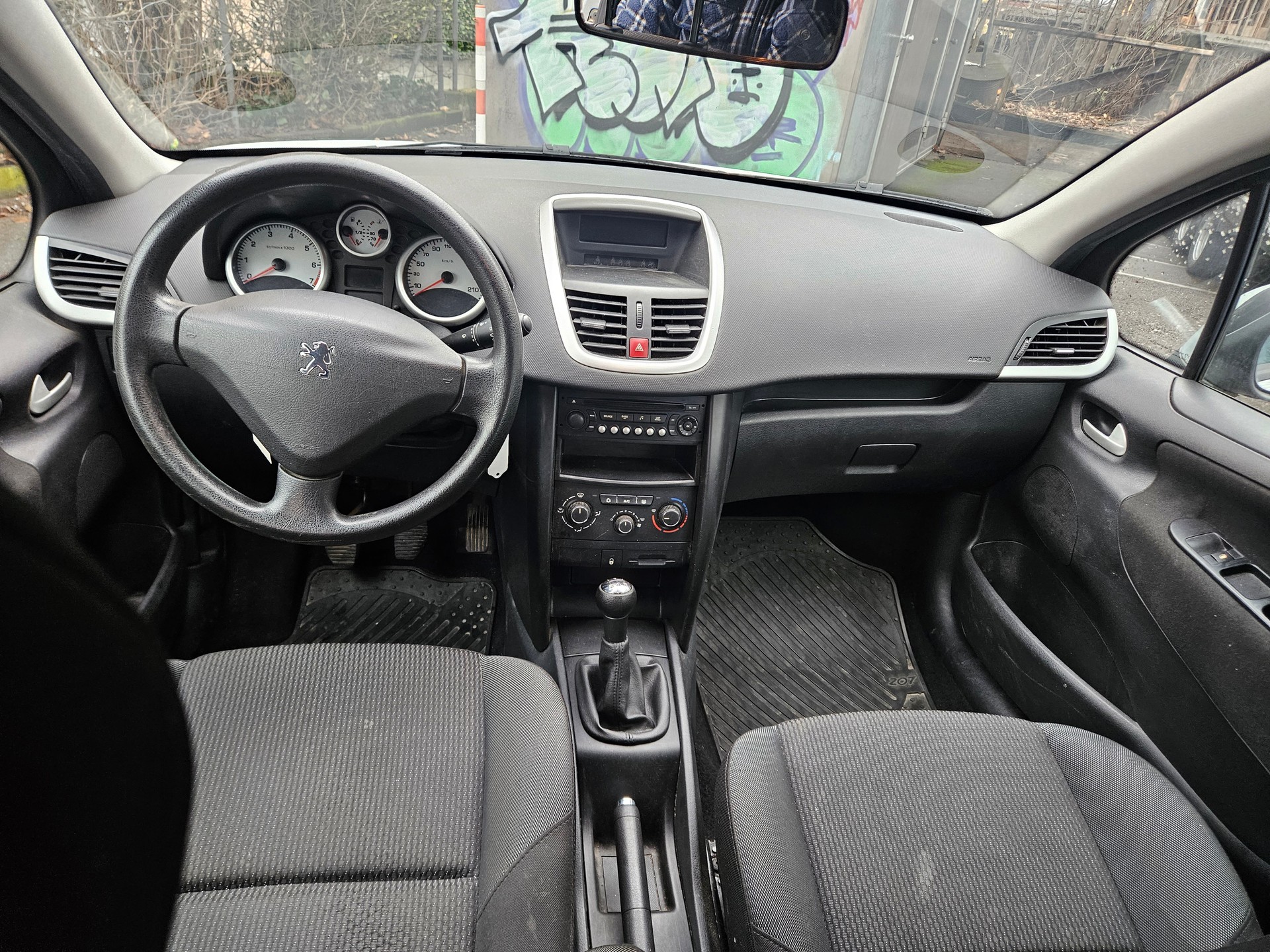 PEUGEOT 207 1.4 16V Swiss Edition-image-8