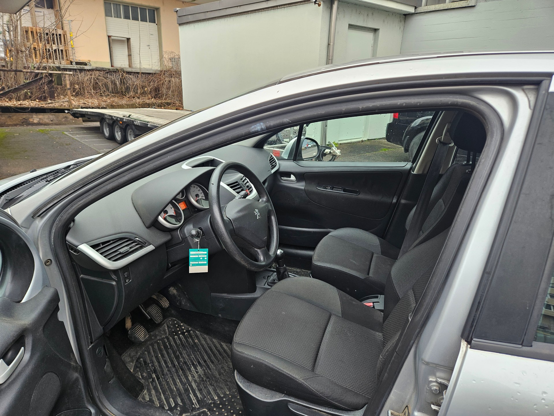 PEUGEOT 207 1.4 16V Swiss Edition-image-9