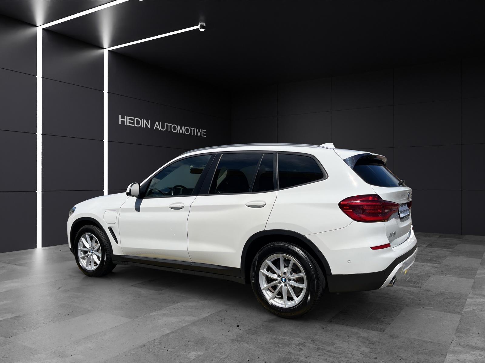 BMW X3 30e xDrive-showroom-element-2