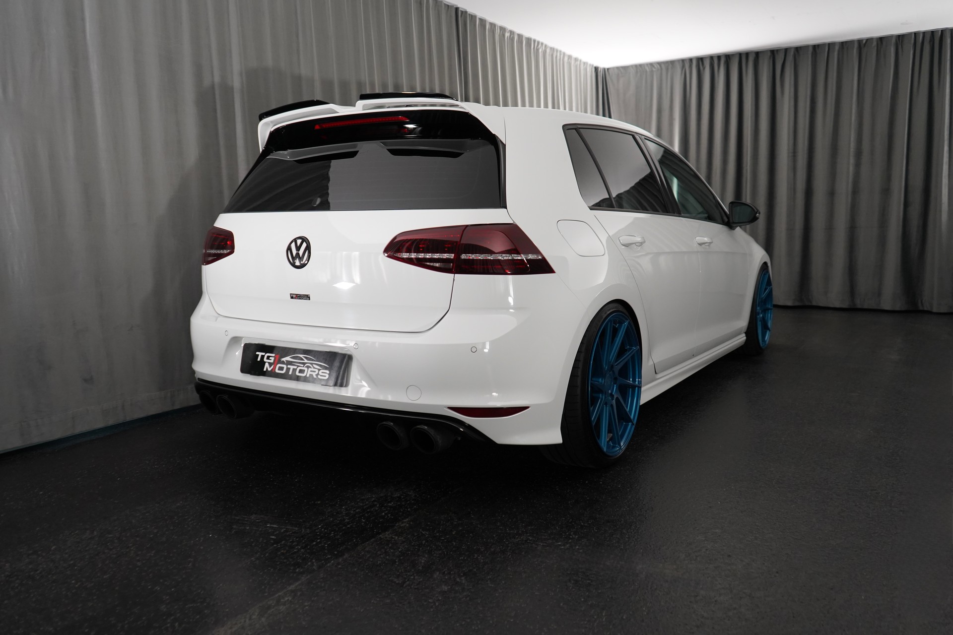 VW Golf 2.0 TSI R 4Motion DSG-image-2
