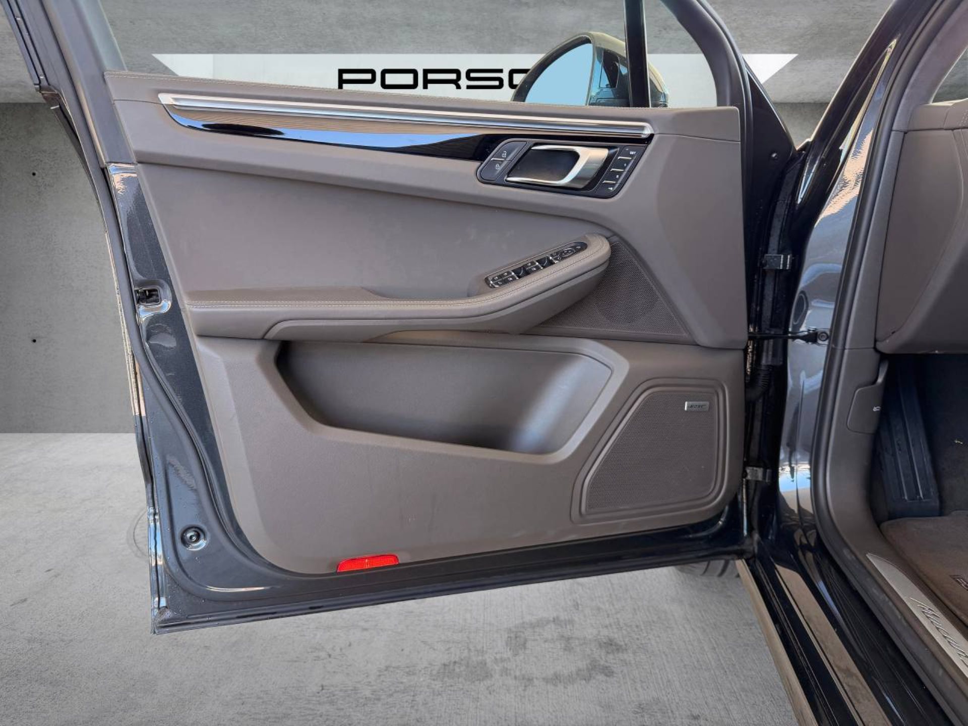 PORSCHE Macan S-image-21