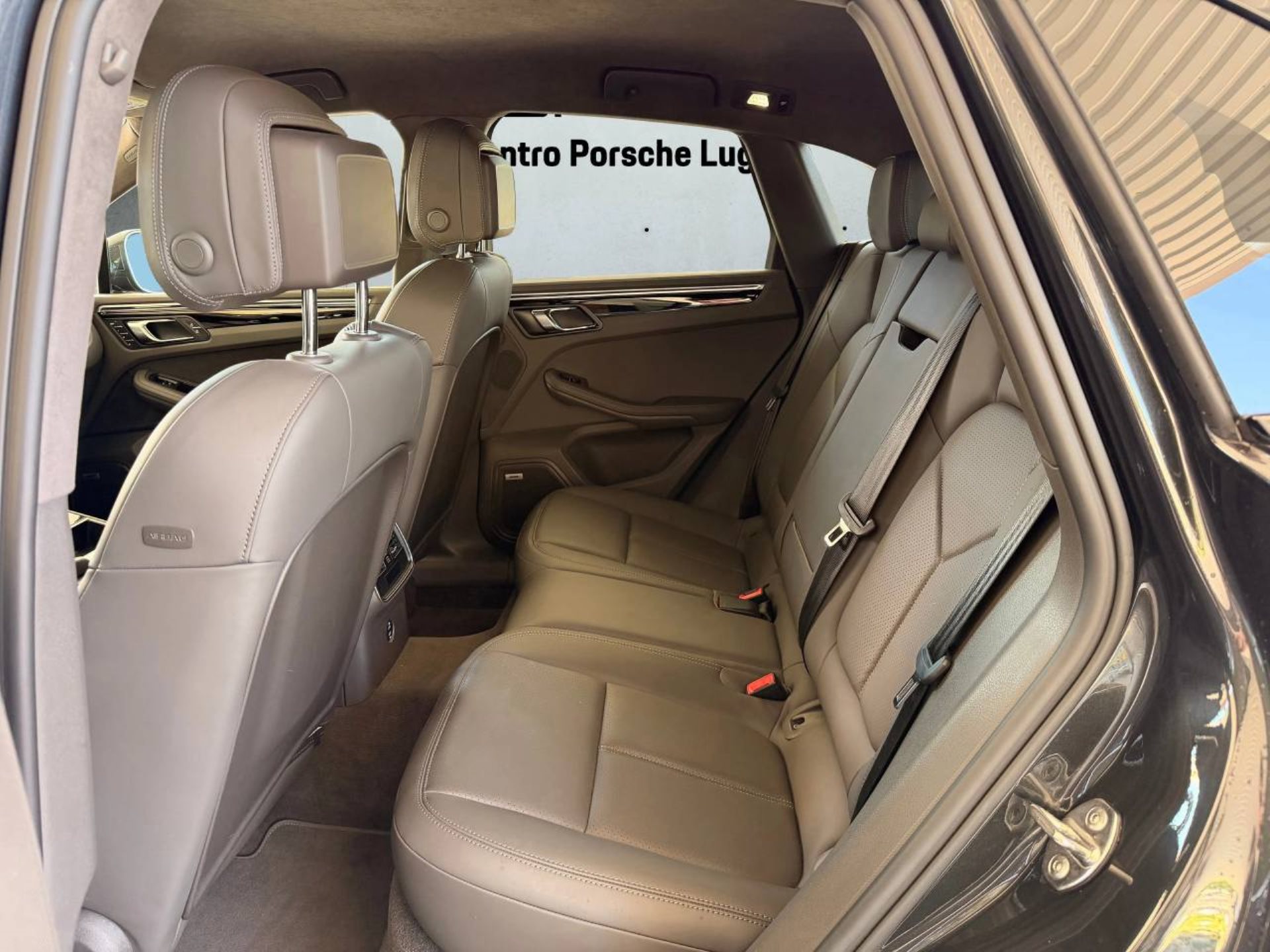 PORSCHE Macan S-image-16