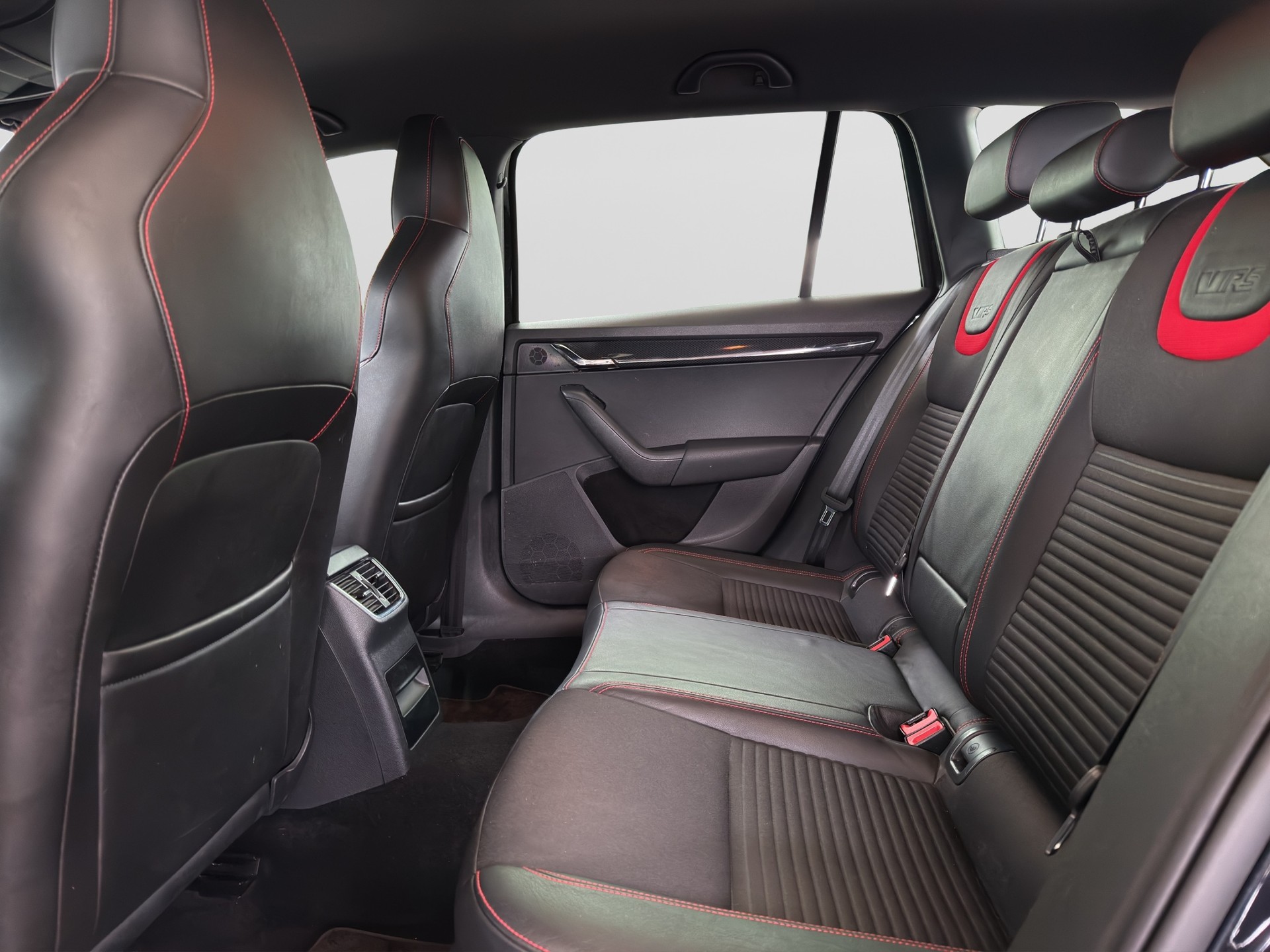 SKODA Octavia Combi 2.0 TDI RS 4x4 DSG-image-13