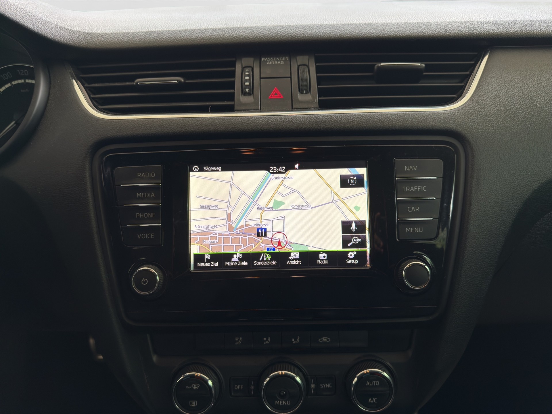 SKODA Octavia Combi 2.0 TDI RS 4x4 DSG-image-11