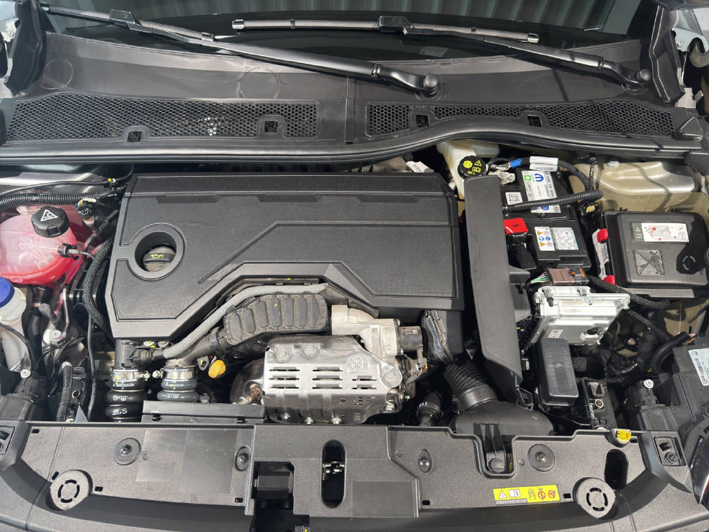 PEUGEOT 208 1.2 Hybrid Allure-image-8