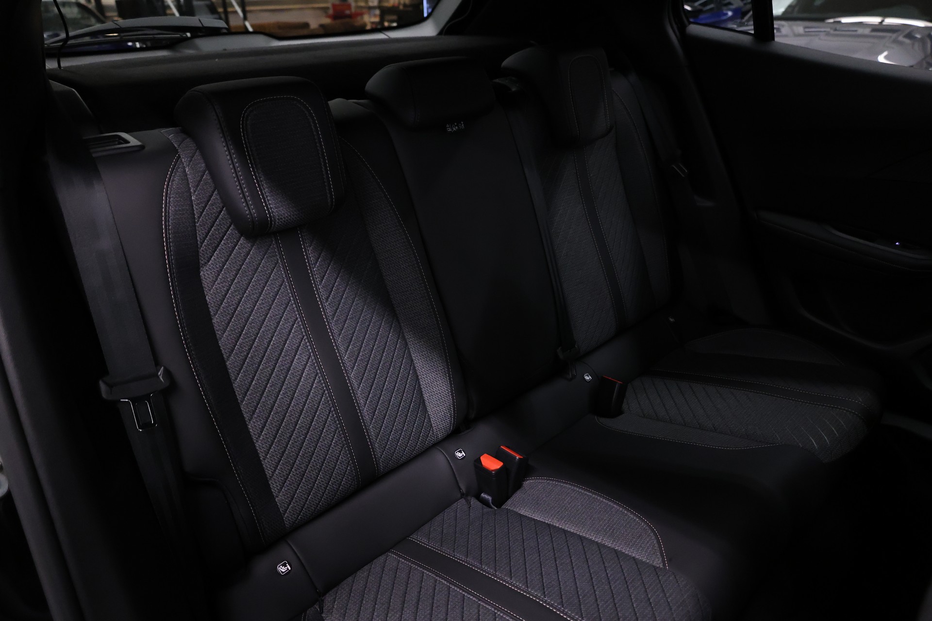 PEUGEOT 2008 1.2 Hybrid 145 Allure Premium-image-23