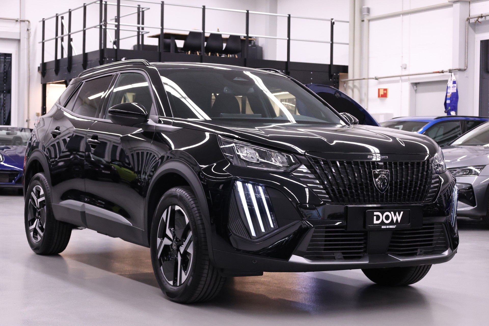PEUGEOT 2008 1.2 Hybrid 145 Allure Premium-showroom-element-3